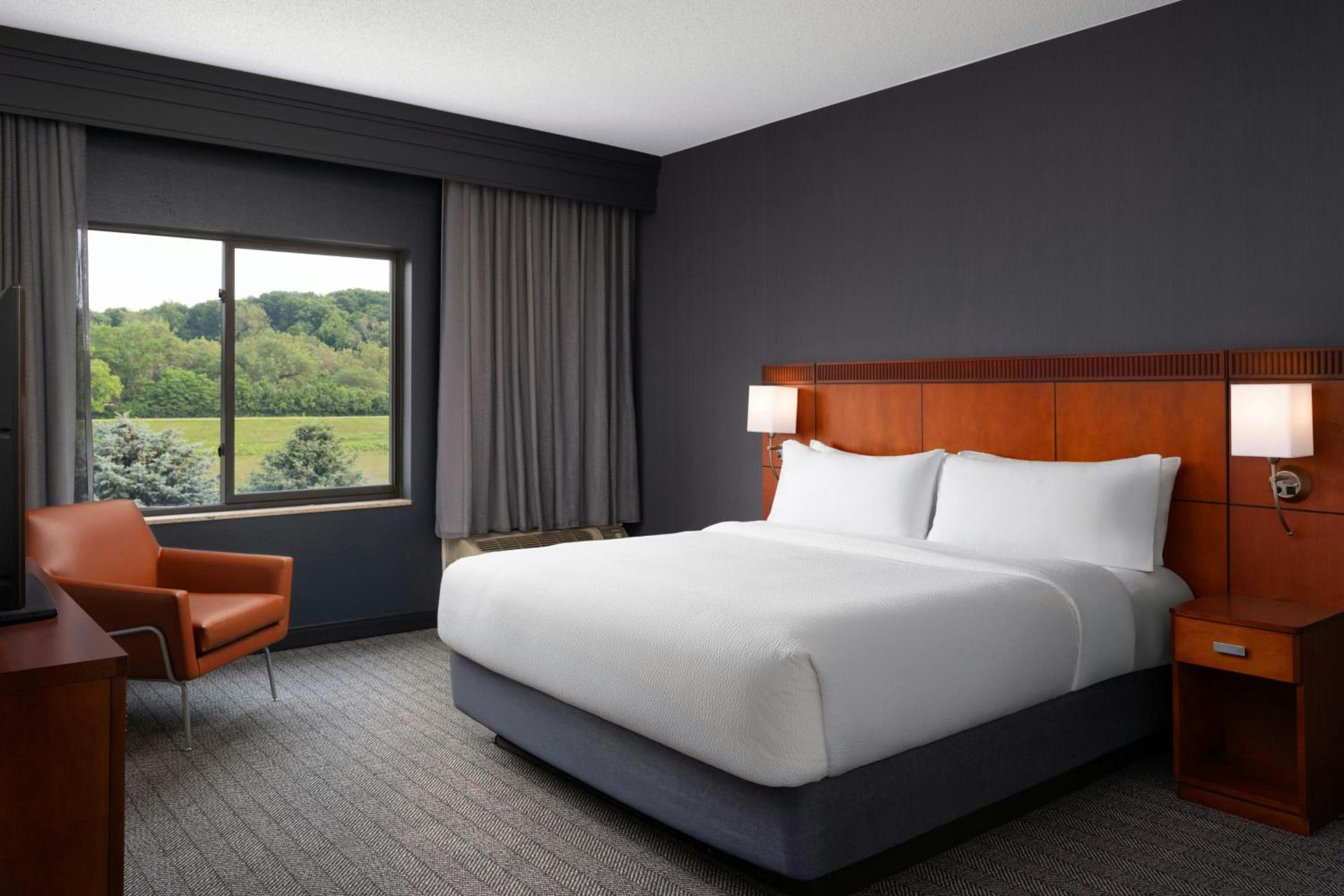 King Room with Sofa Bed - Photo 1