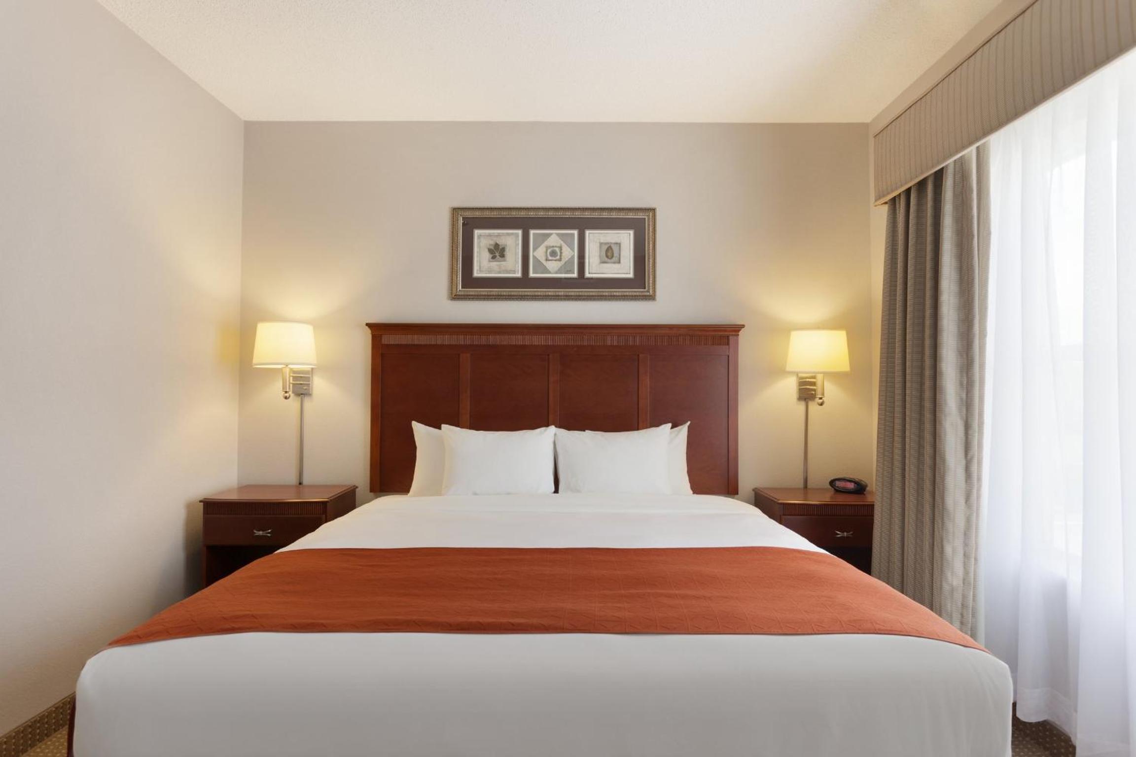 One-Bedroom King Suite with Sofa Bed - Photo 2