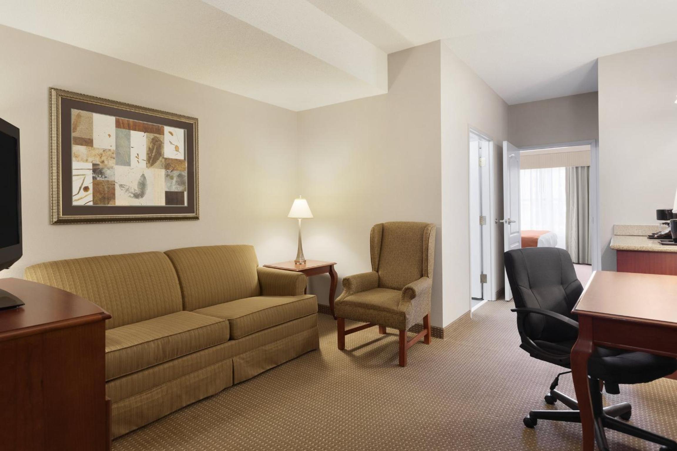 One-Bedroom King Suite with Sofa Bed - Photo 3