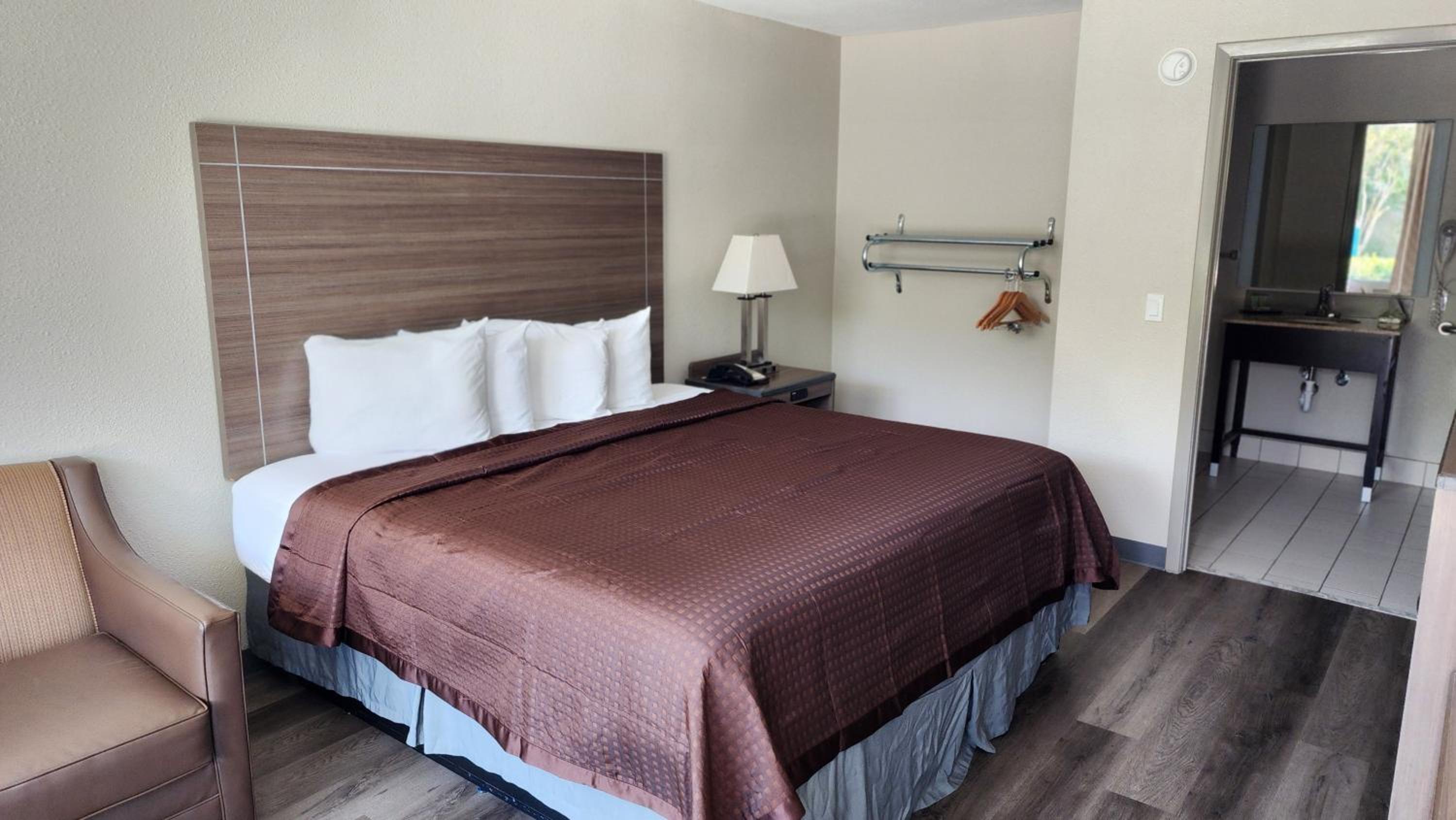 King Room with Roll-in Shower - Mobility Access/Non-Smoking - Photo 10