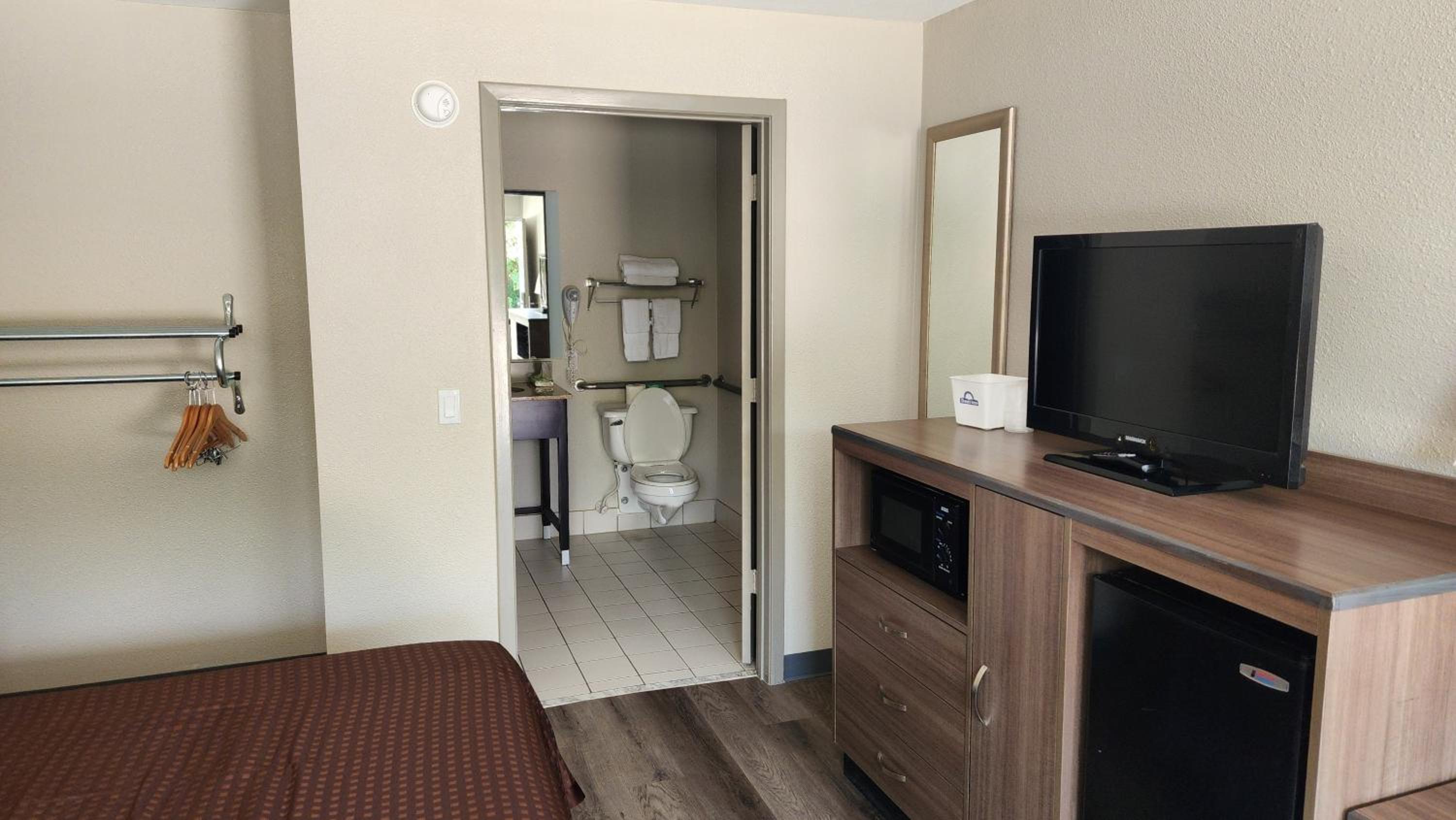 King Room with Roll-in Shower - Mobility Access/Non-Smoking - Photo 9