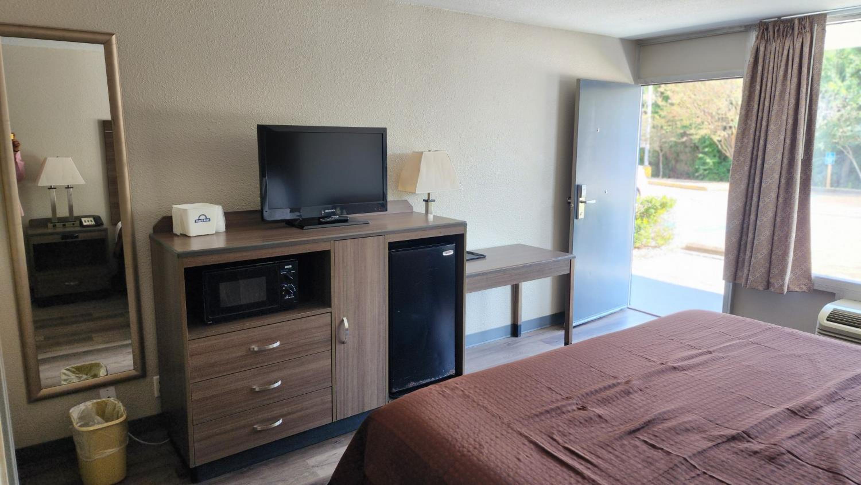 King Room with Roll-in Shower - Mobility Access/Non-Smoking - Photo 7