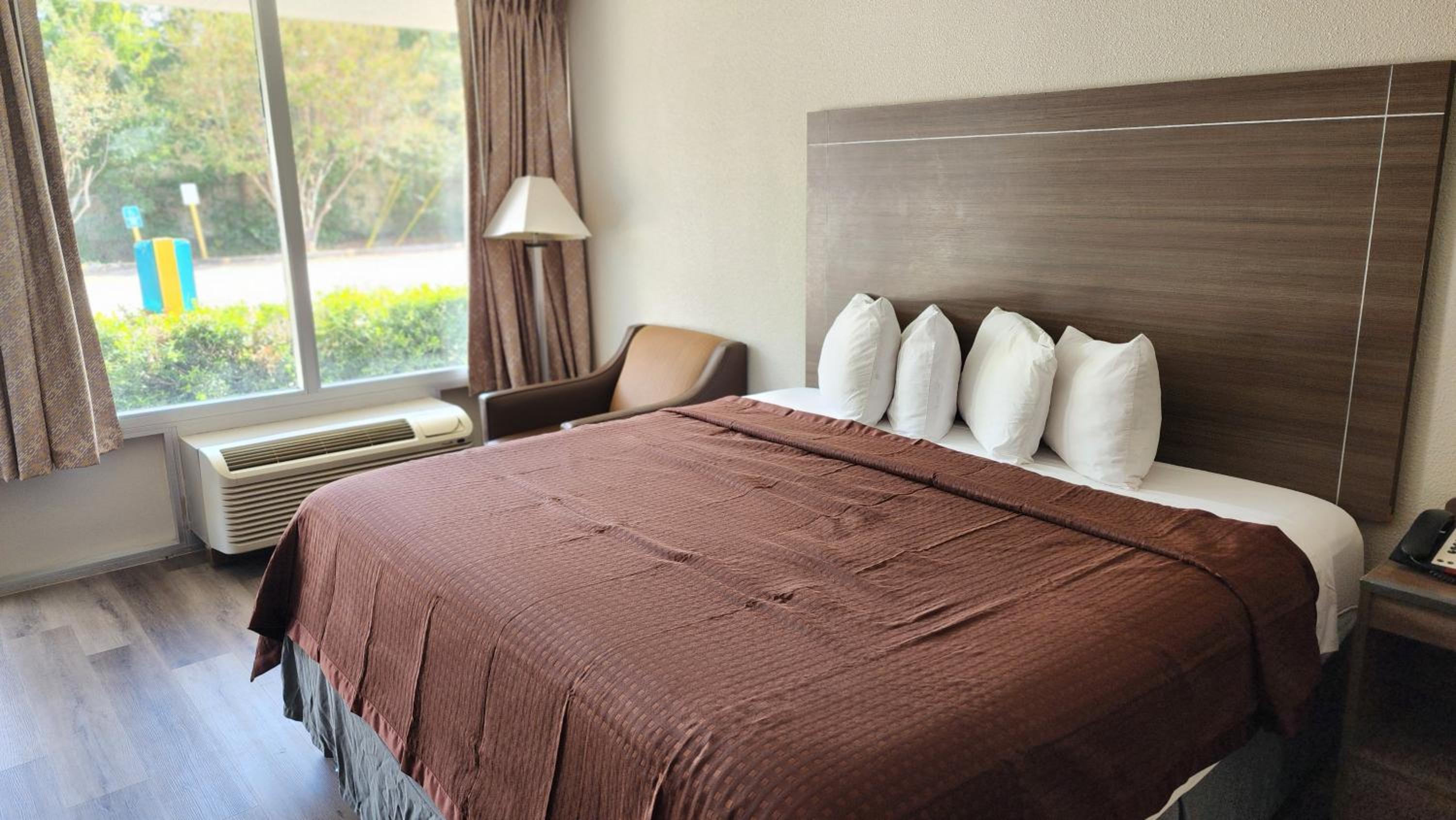 King Room with Roll-in Shower - Mobility Access/Non-Smoking - Photo 8