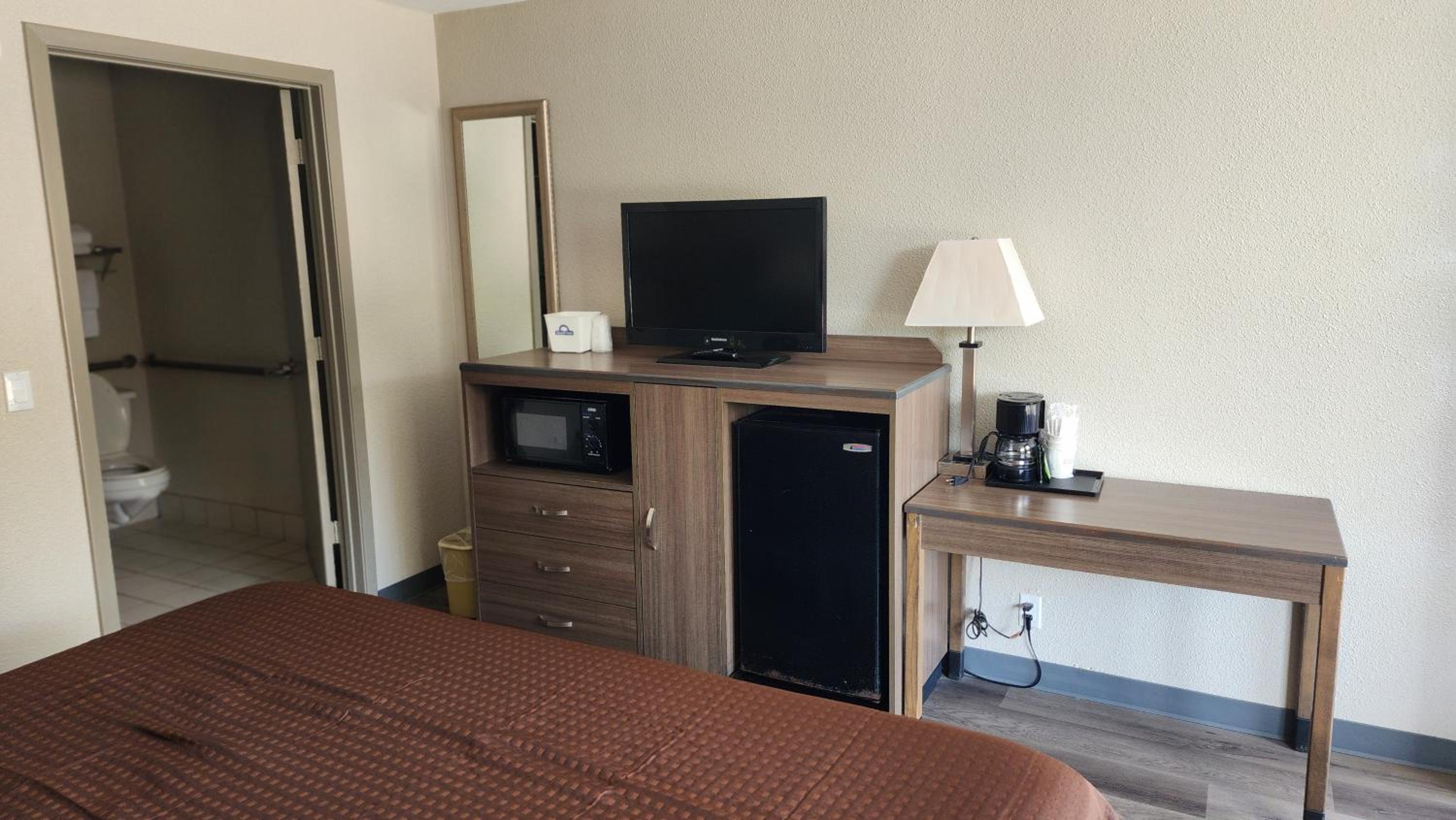 King Room with Roll-in Shower - Mobility Access/Non-Smoking - Photo 5