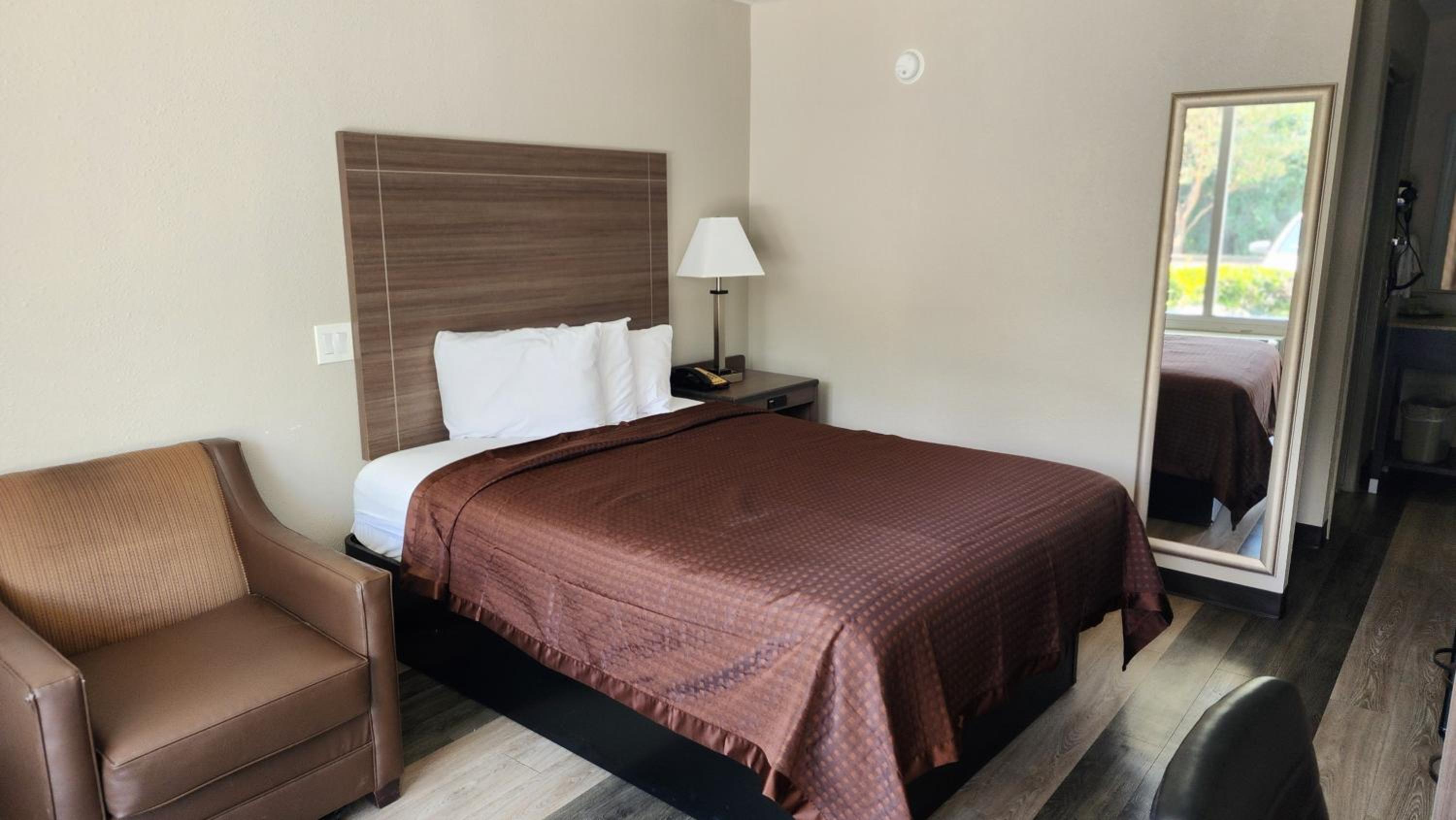 Queen Room with Bath Tub - Mobility Accessible/Non-Smoking - Photo 5