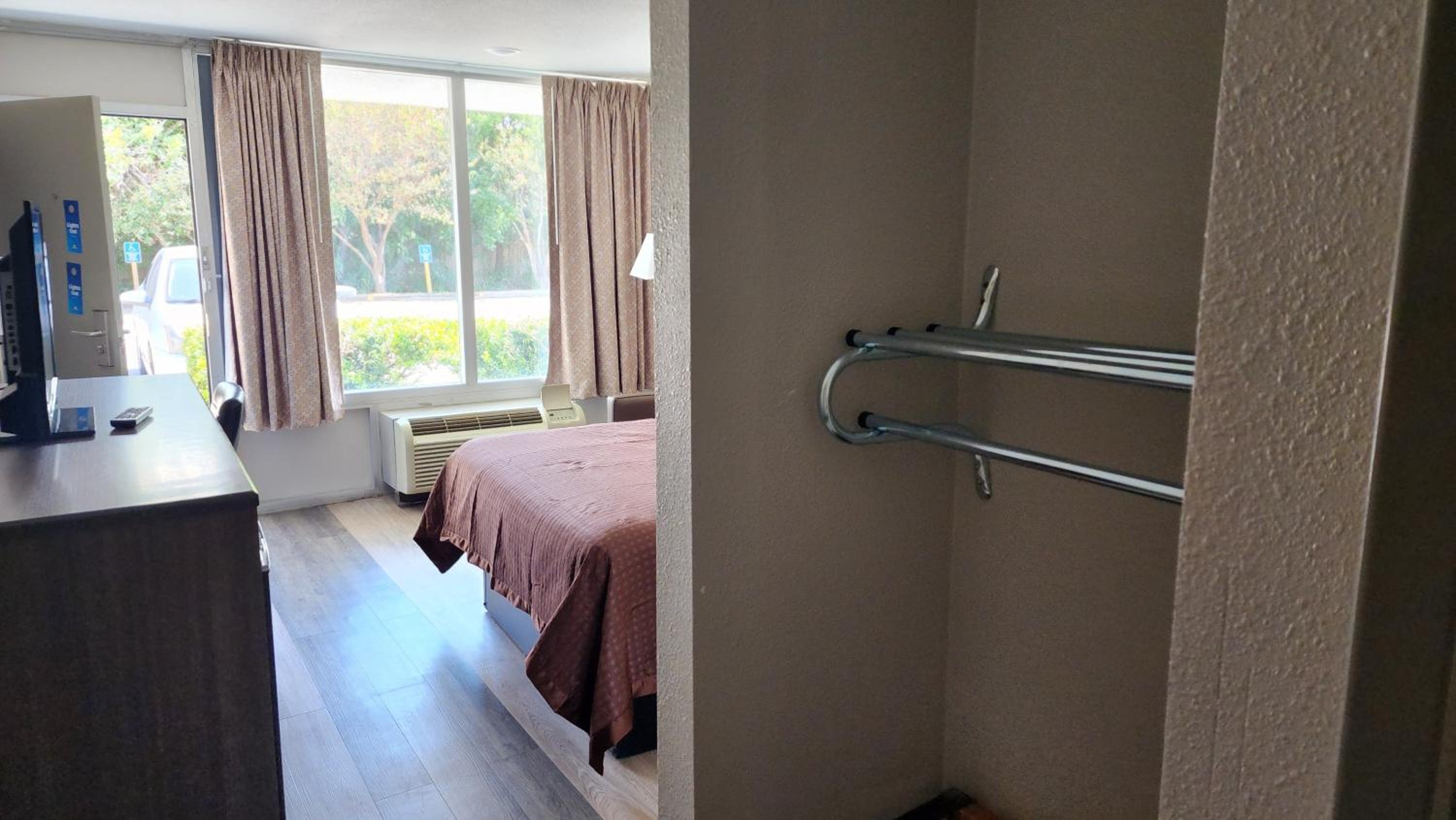 Queen Room with Bath Tub - Mobility Accessible/Non-Smoking - Photo 6