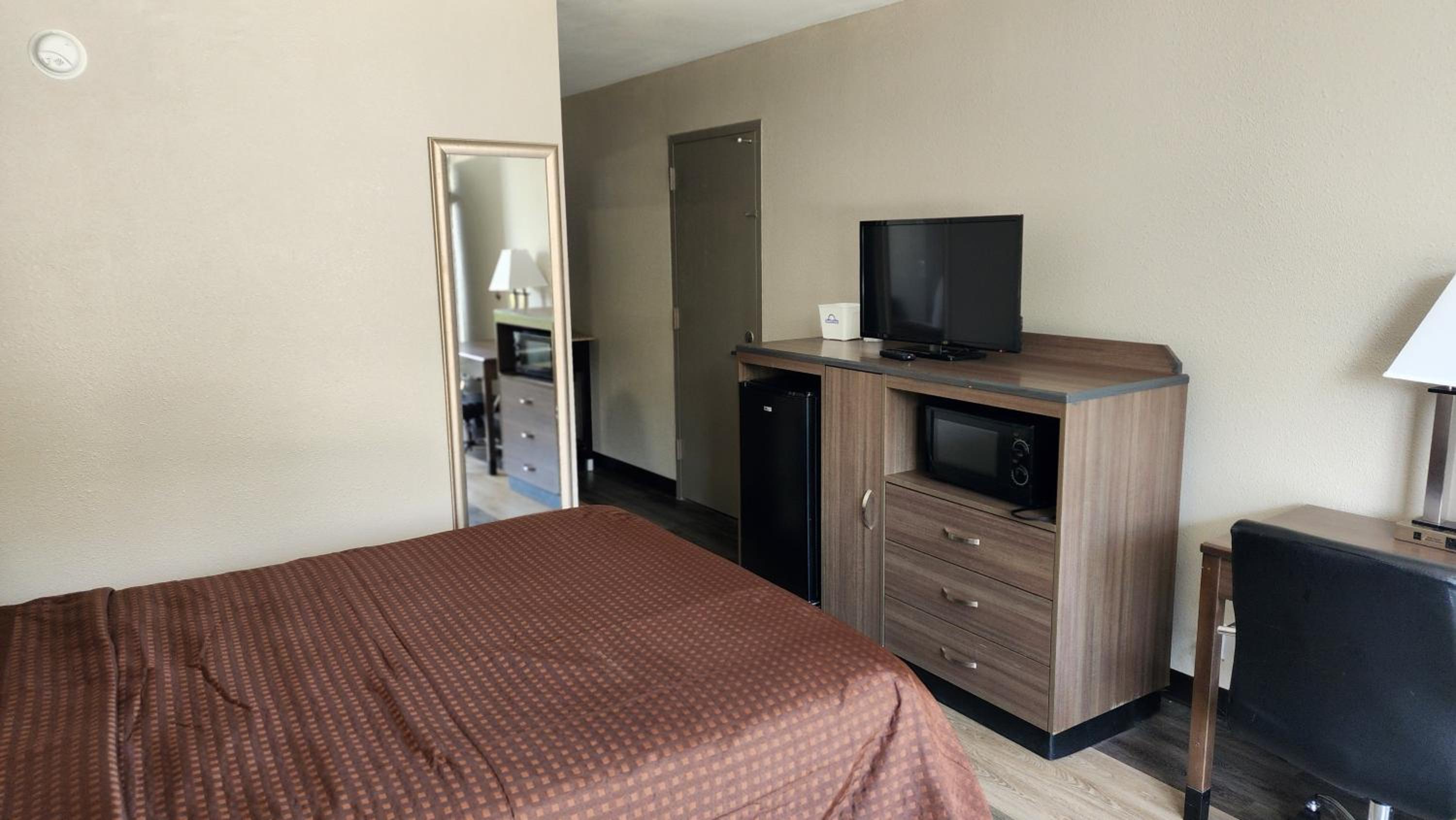 Queen Room with Bath Tub - Mobility Accessible/Non-Smoking - Photo 7