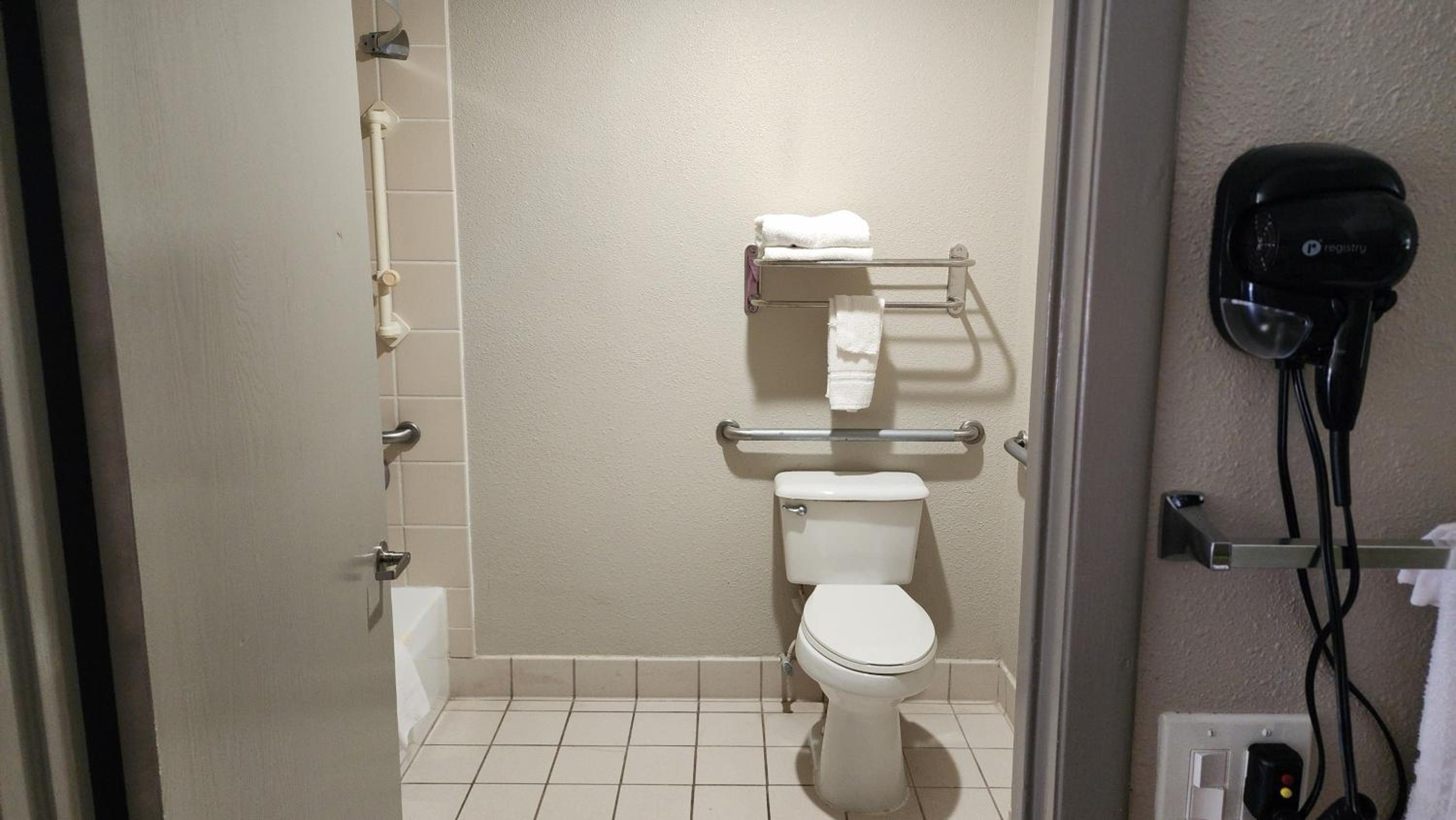 Queen Room with Bath Tub - Mobility Accessible/Non-Smoking - Photo 8