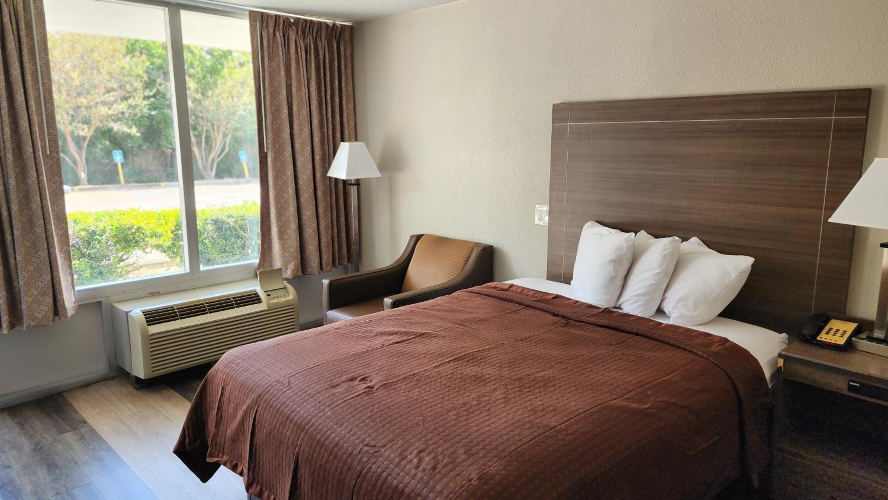 Queen Room with Bath Tub - Mobility Accessible/Non-Smoking - Photo 9