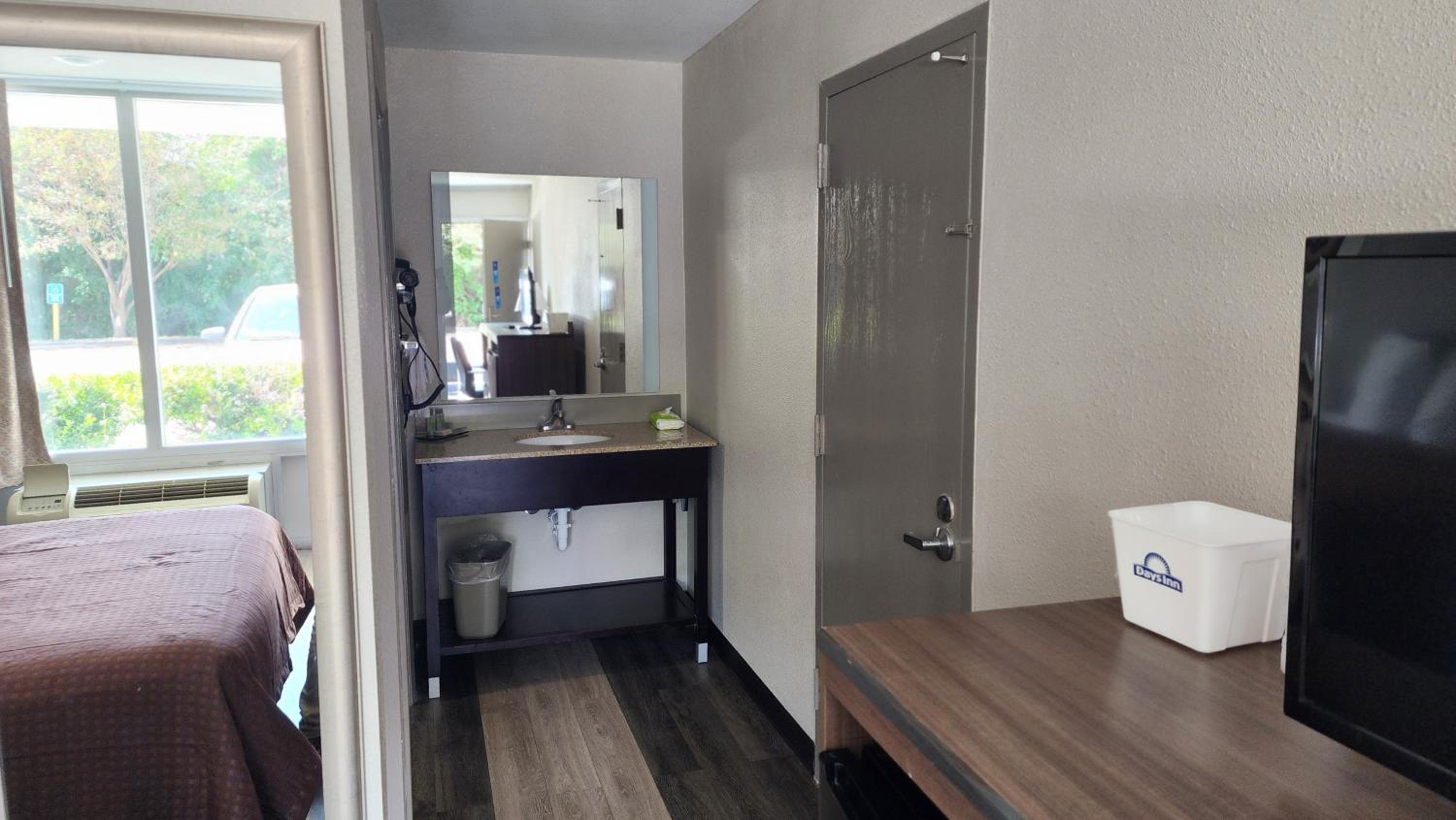 Queen Room with Bath Tub - Mobility Accessible/Non-Smoking - Photo 10
