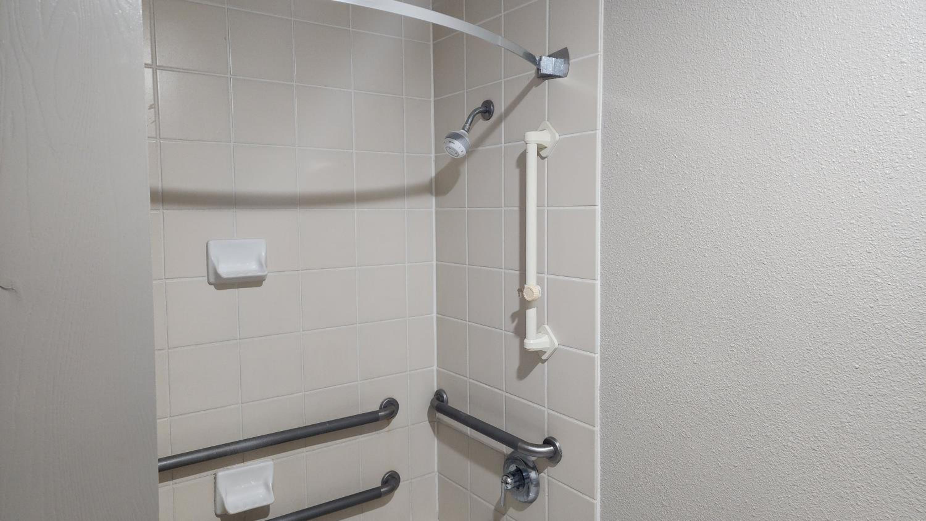 Queen Room with Bath Tub - Mobility Accessible/Non-Smoking - Photo 11