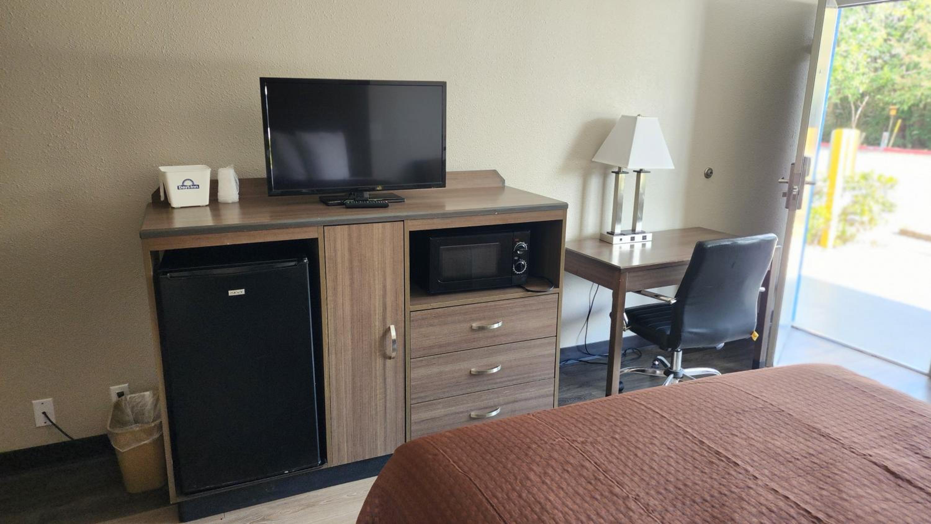 Queen Room with Bath Tub - Mobility Accessible/Non-Smoking - Photo 12