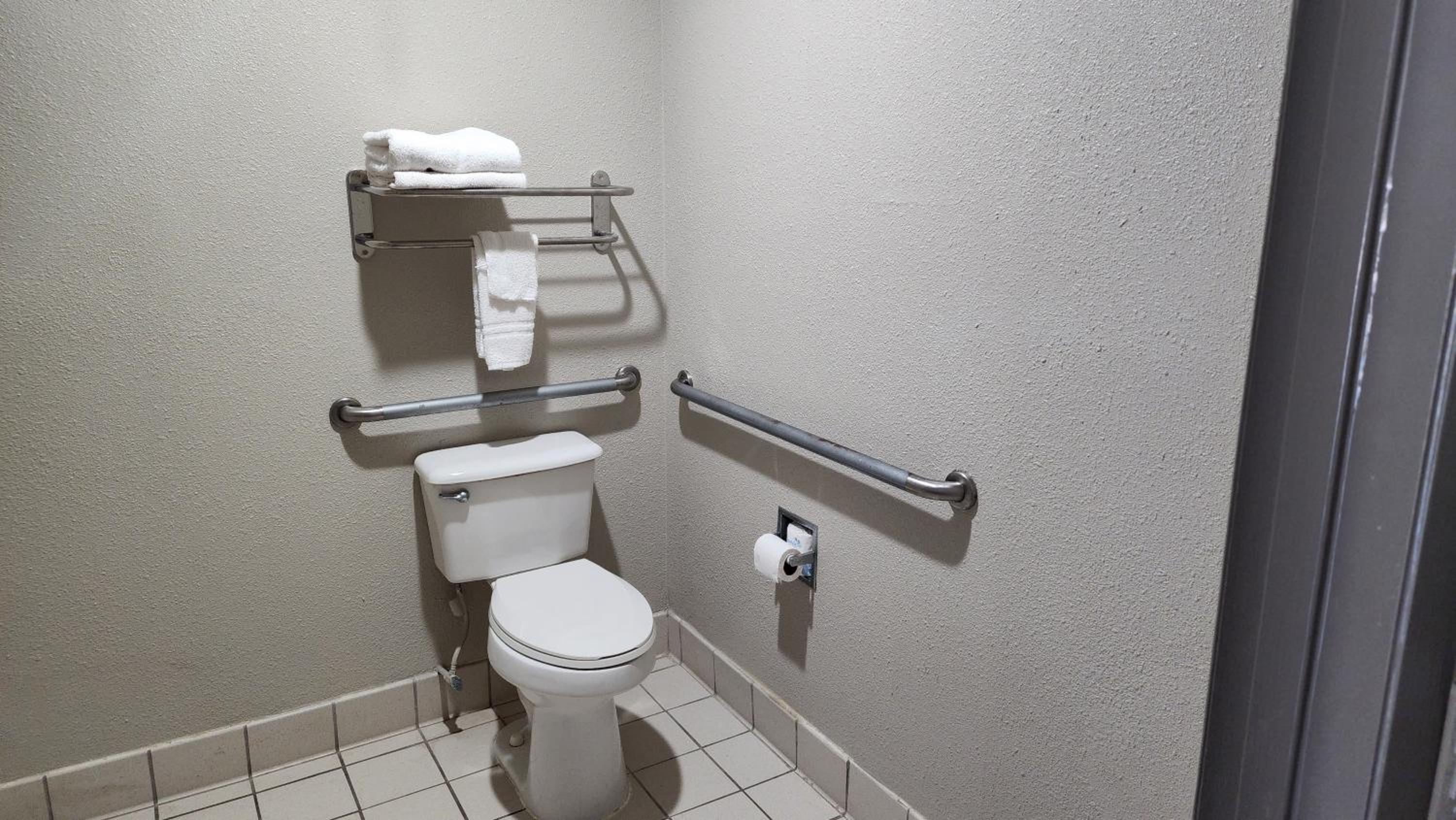 Queen Room with Bath Tub - Mobility Accessible/Non-Smoking - Photo 13