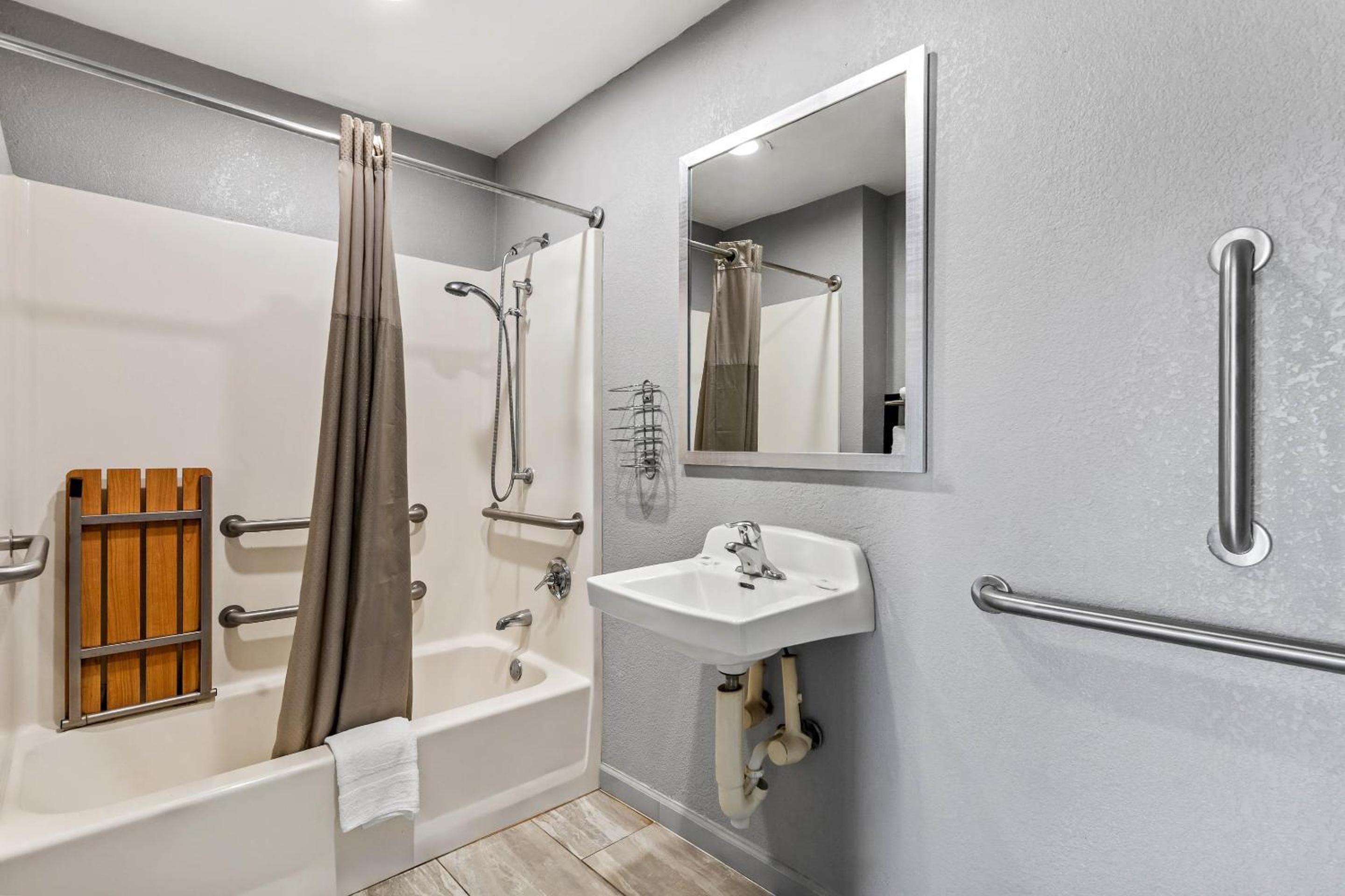 Queen Room - Disability Access - Roll in Shower