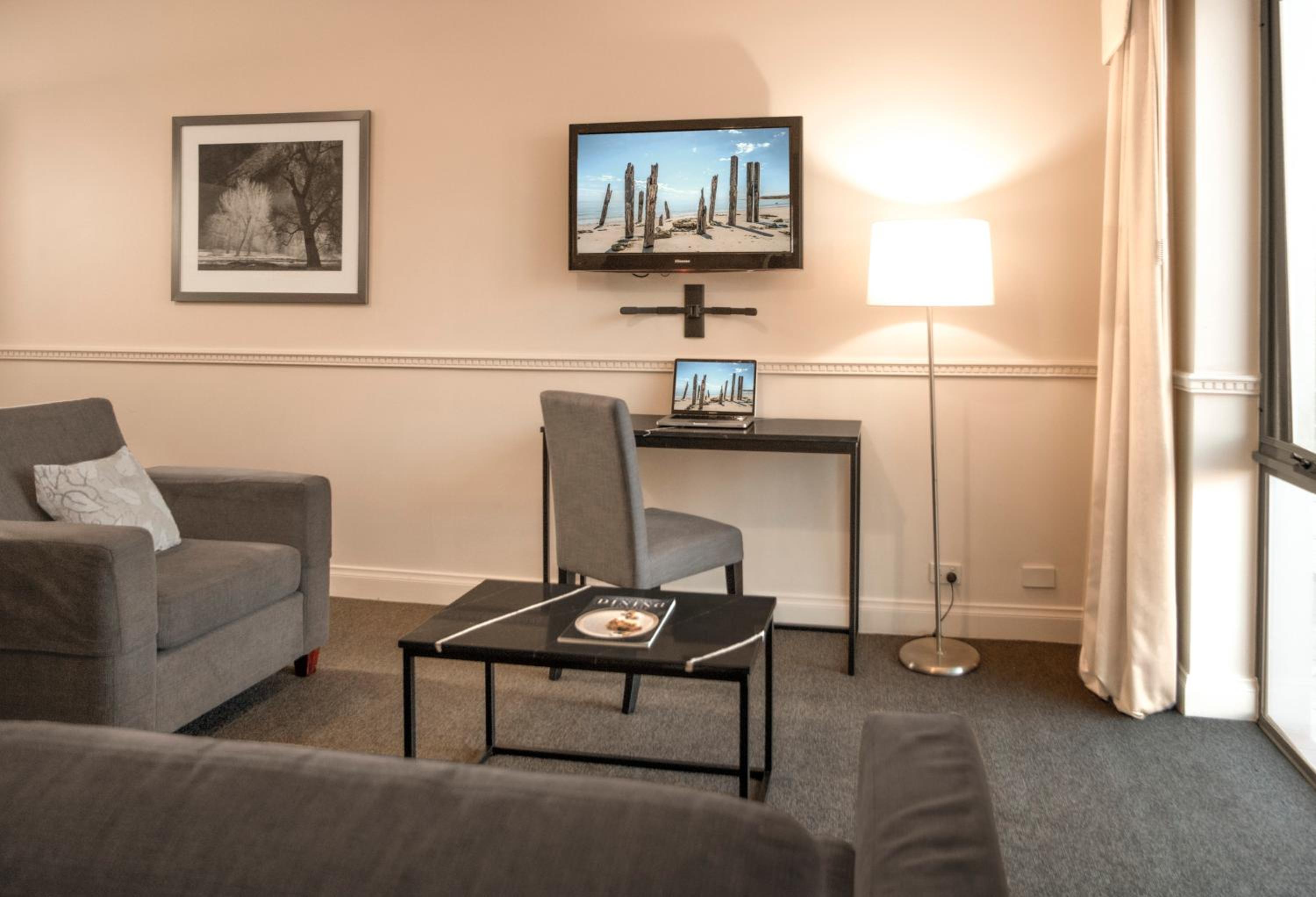 Classic One-Bedroom Apartment with King Bed thumbnail 5