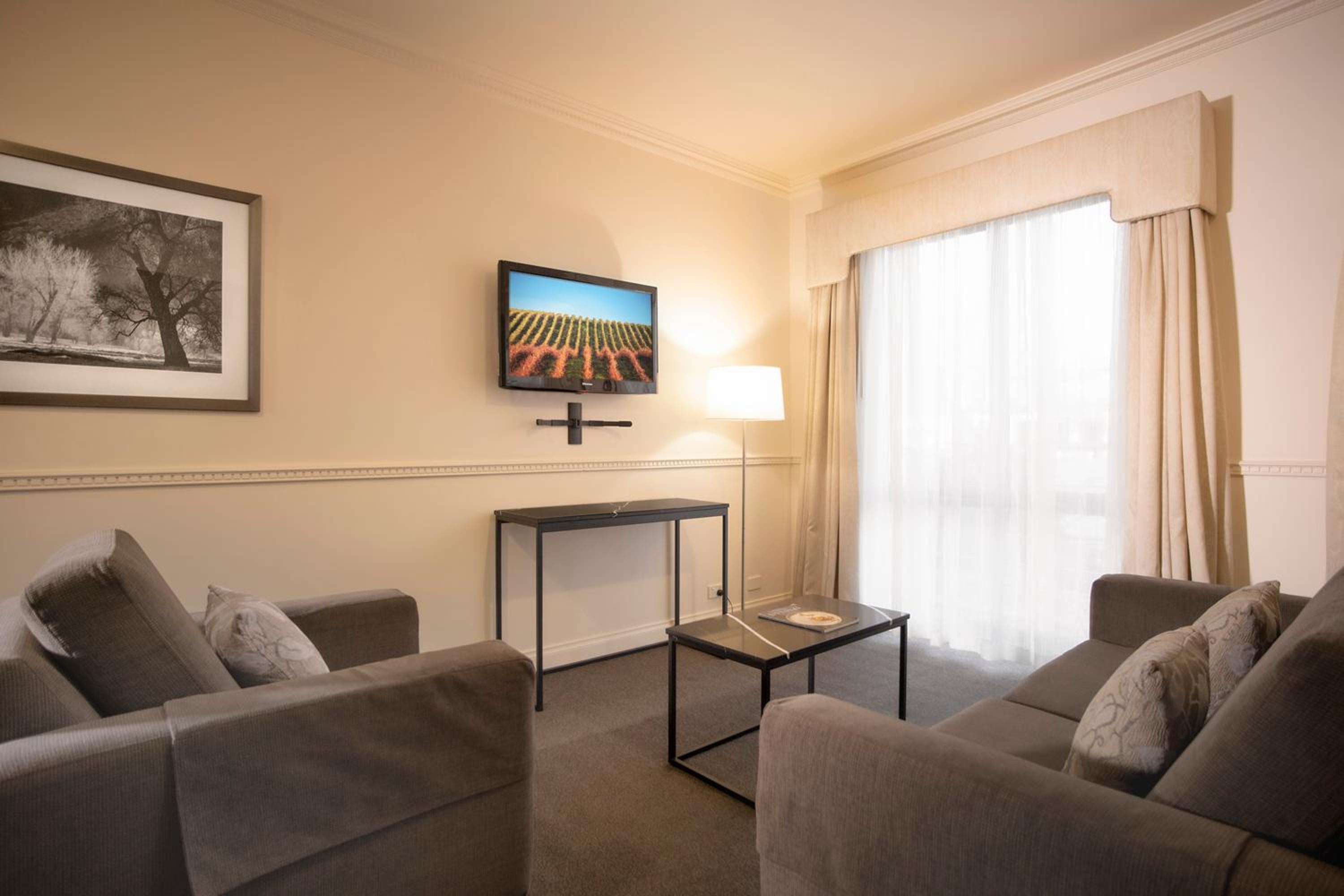 Classic One-Bedroom Apartment with King Bed thumbnail 6