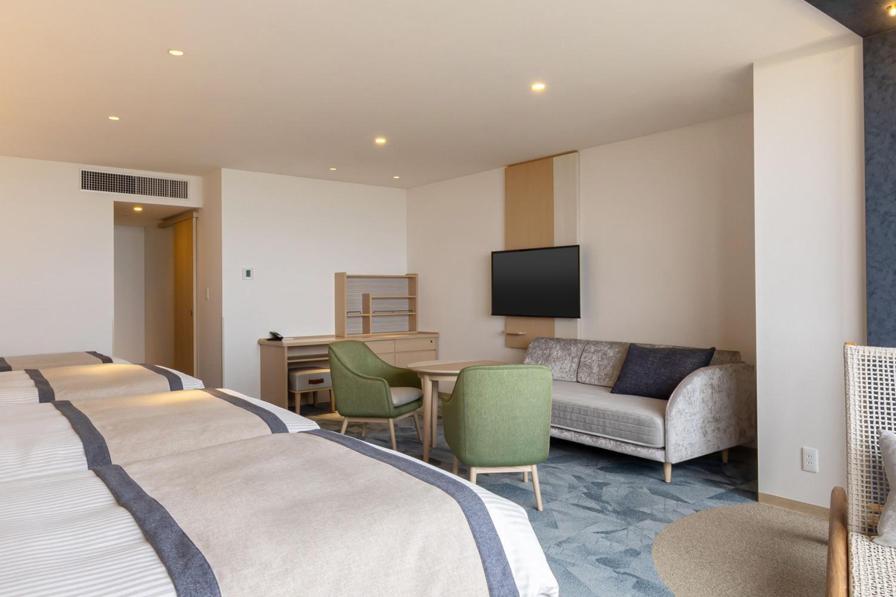 Deluxe Family Room with bath photo 2