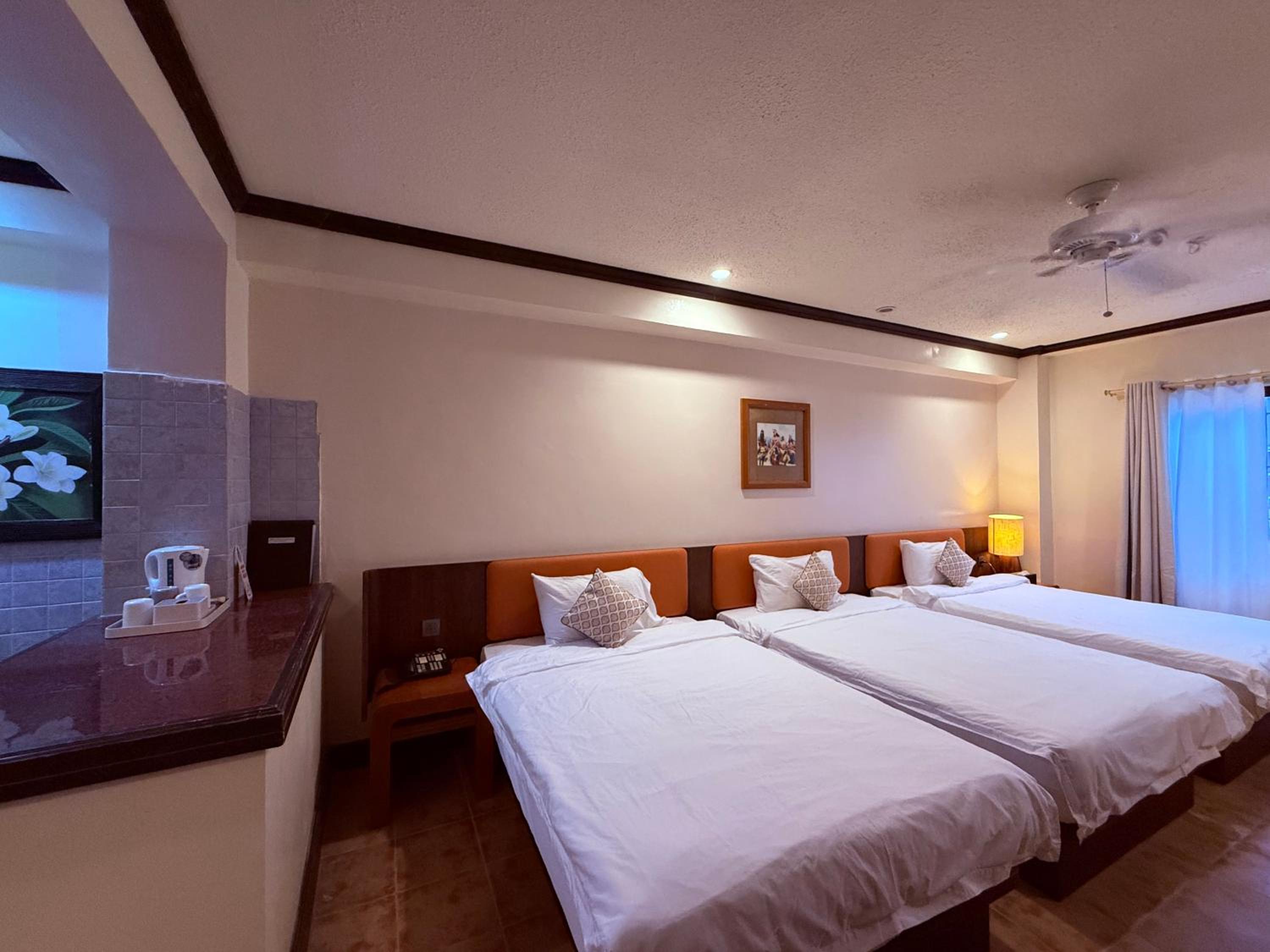 Triple Room with Bathroom - Photo 9