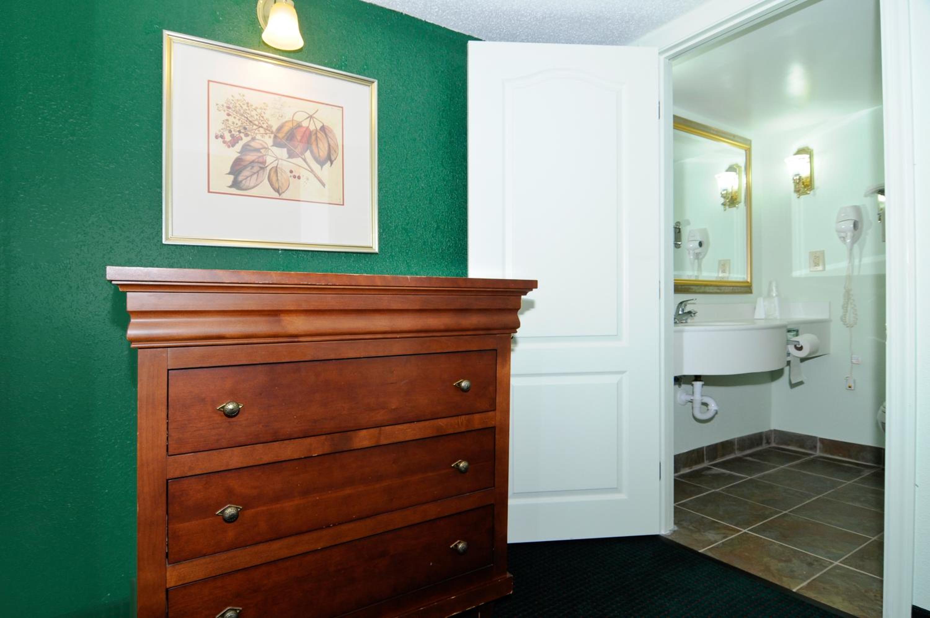 King Room - Disability Access - Non-Smoking - Photo 4