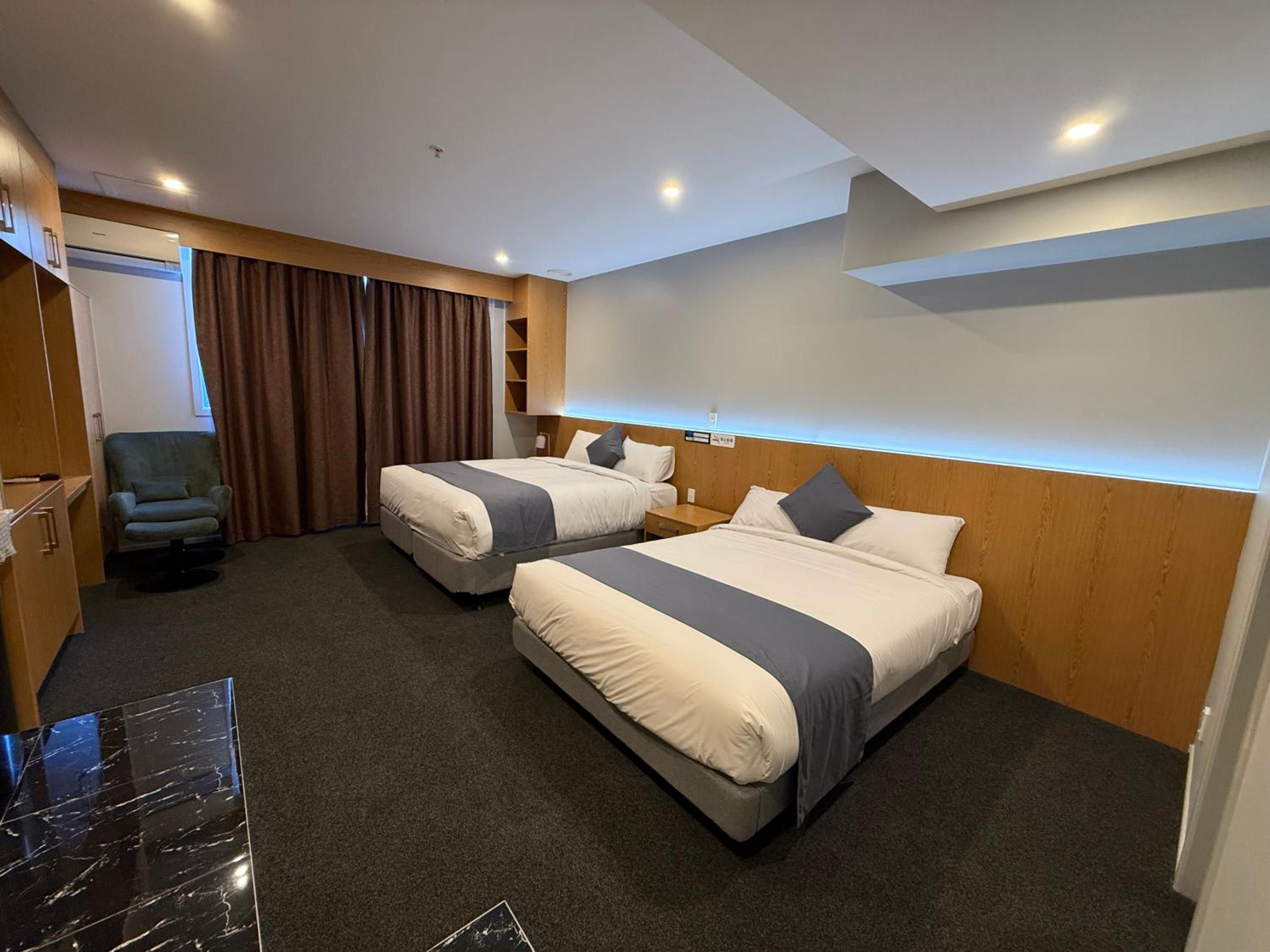 Deluxe Queen Suite