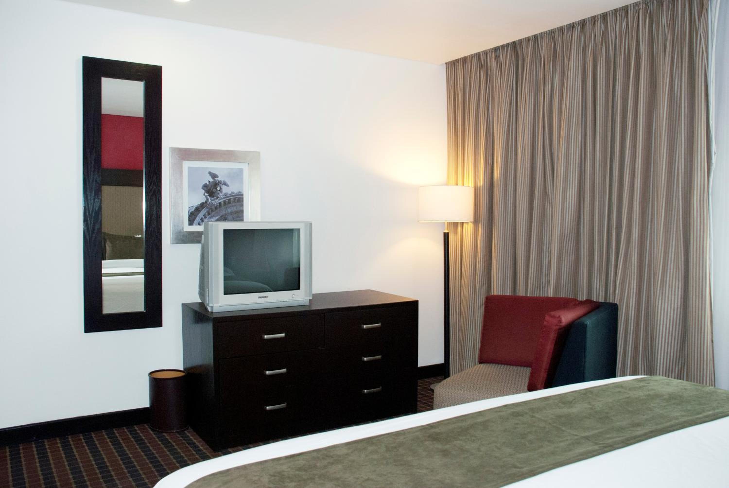 Executive Suite with 1 Kingsize Bed - Photo 4