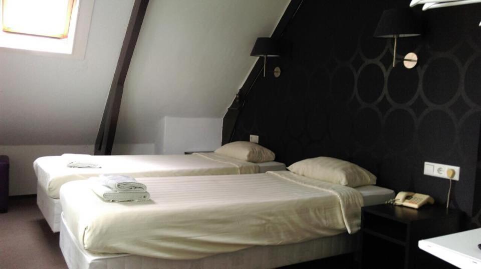 Basic Triple Room with Shared Bathroom photo 2