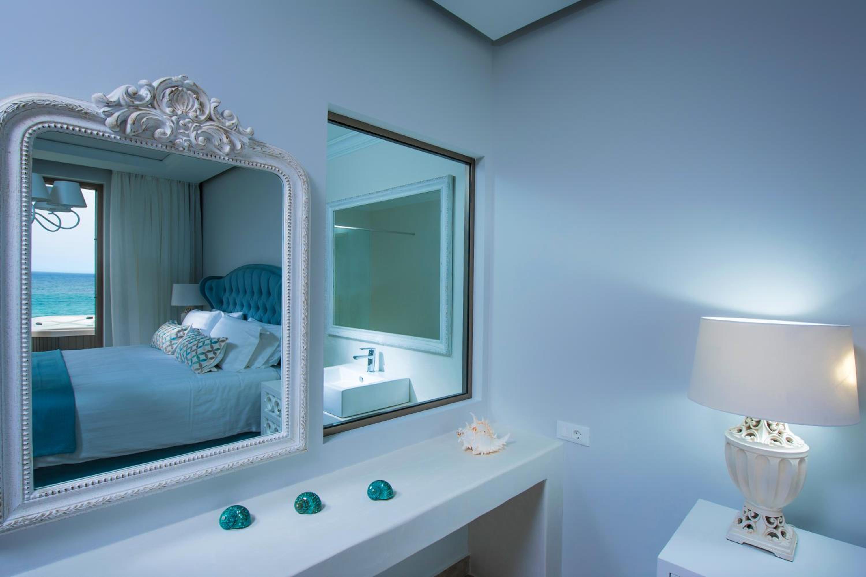Deluxe Blue Suite with Sea View and Hot Tub - Annex photo 1