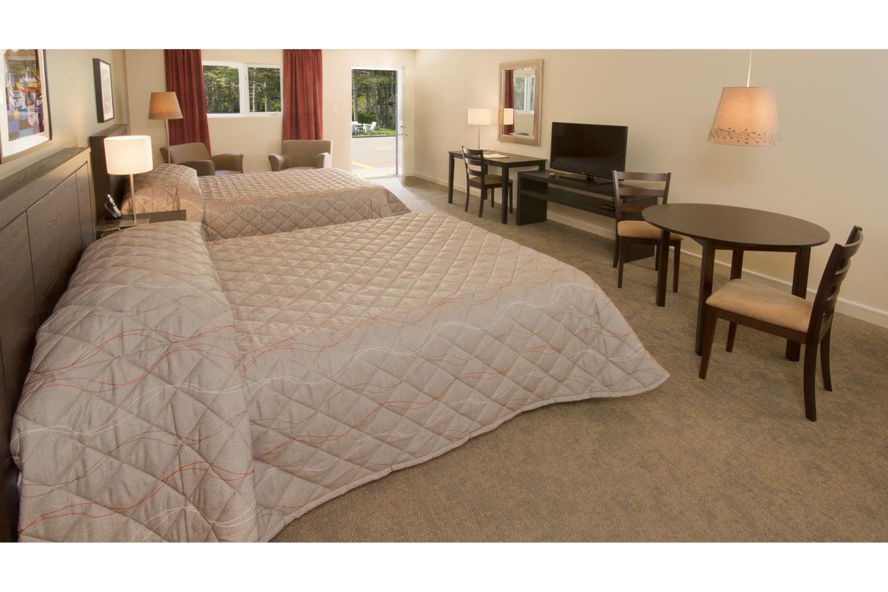 Queen Room with Two Queen Beds - Garden View photo 3