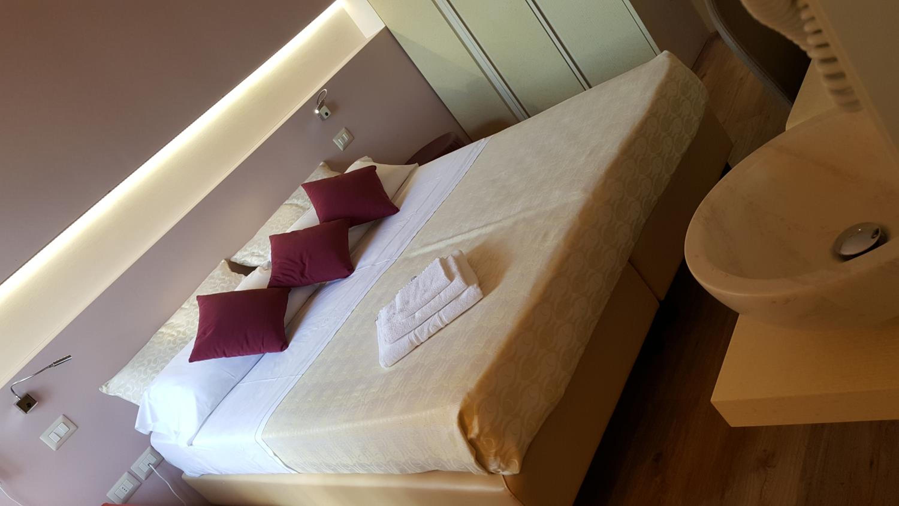 Superior Double or Twin Room - Photo 11