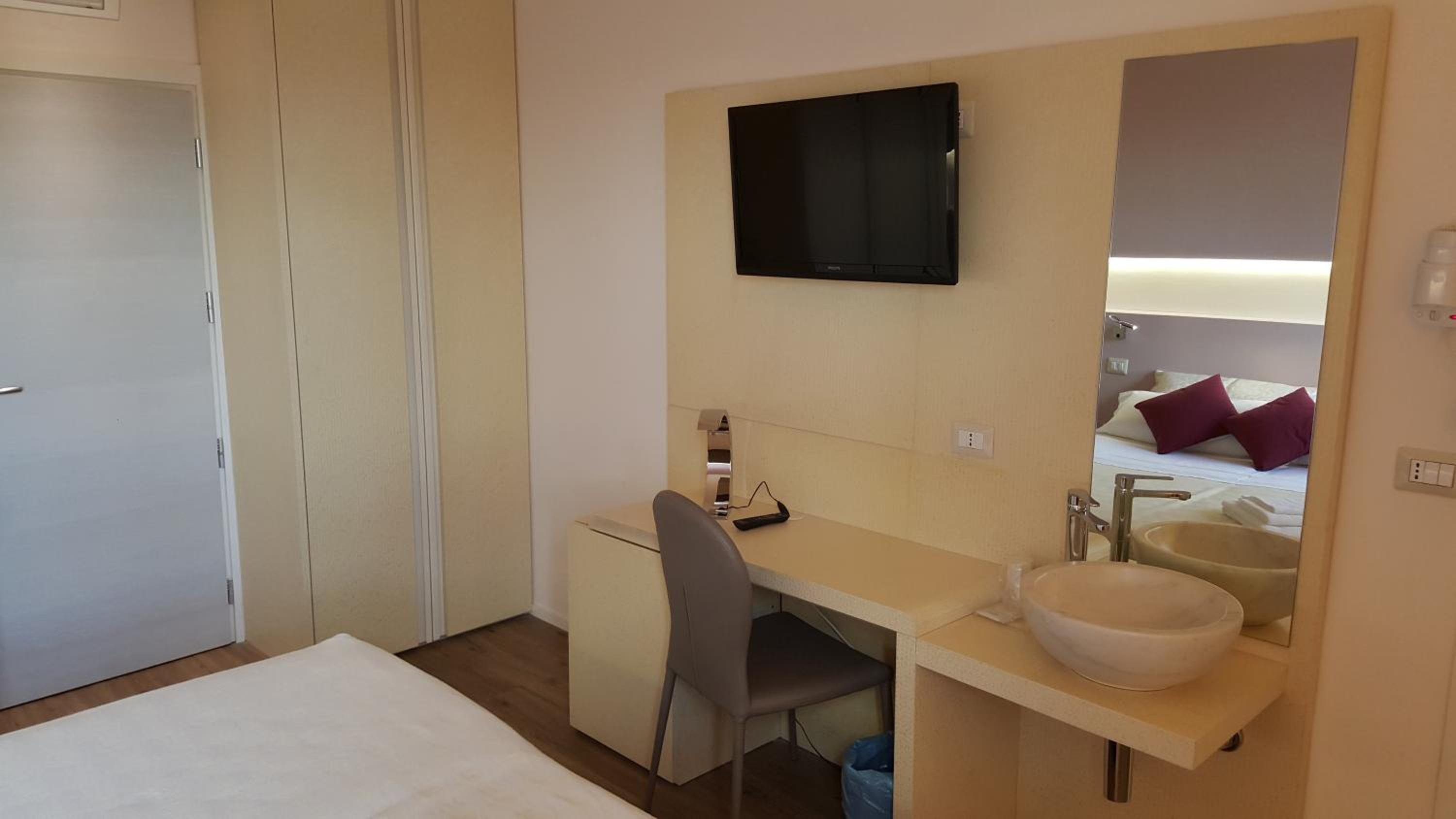 Superior Double or Twin Room - Photo 16
