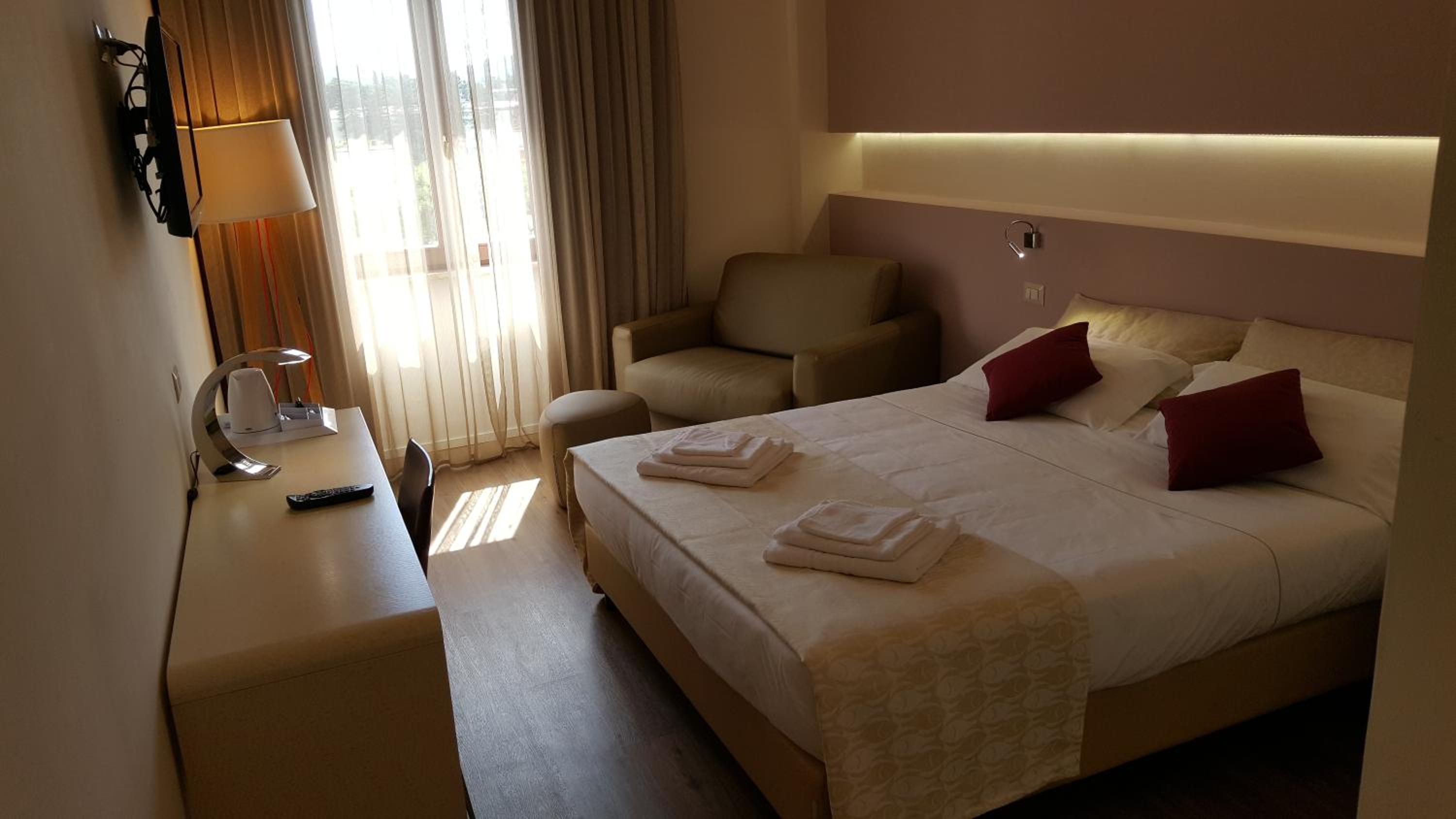 Deluxe Double or Twin Room - Photo 11