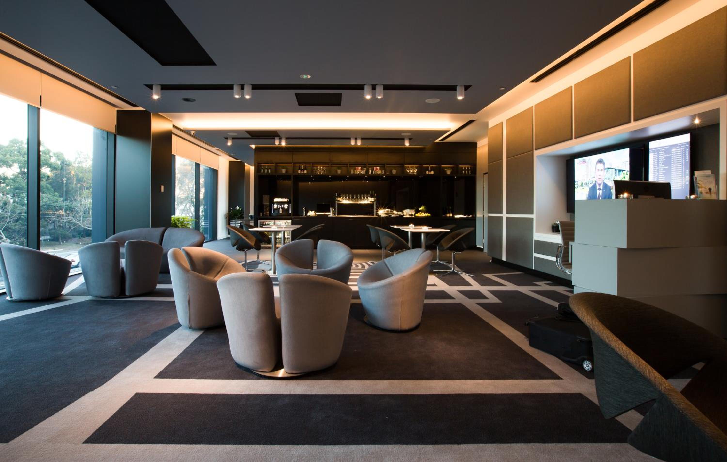 Deluxe Executive King Room - High Floor thumbnail 6