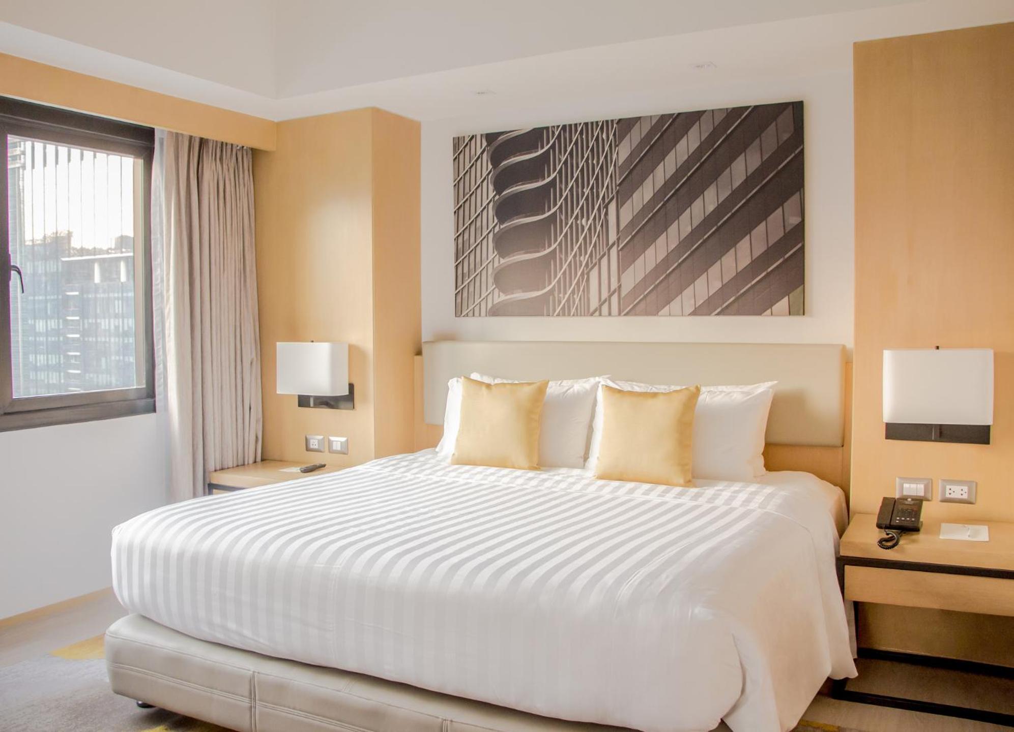 1 King Bed, One-Bedroom with Kitchenette, Washer-Dryer and Living Area  - Photo 3