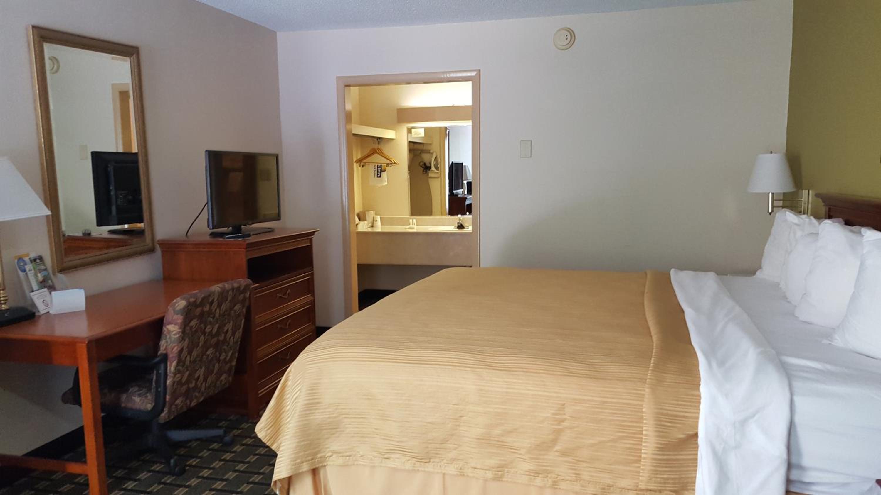 King Room - Non Smoking - Photo 9