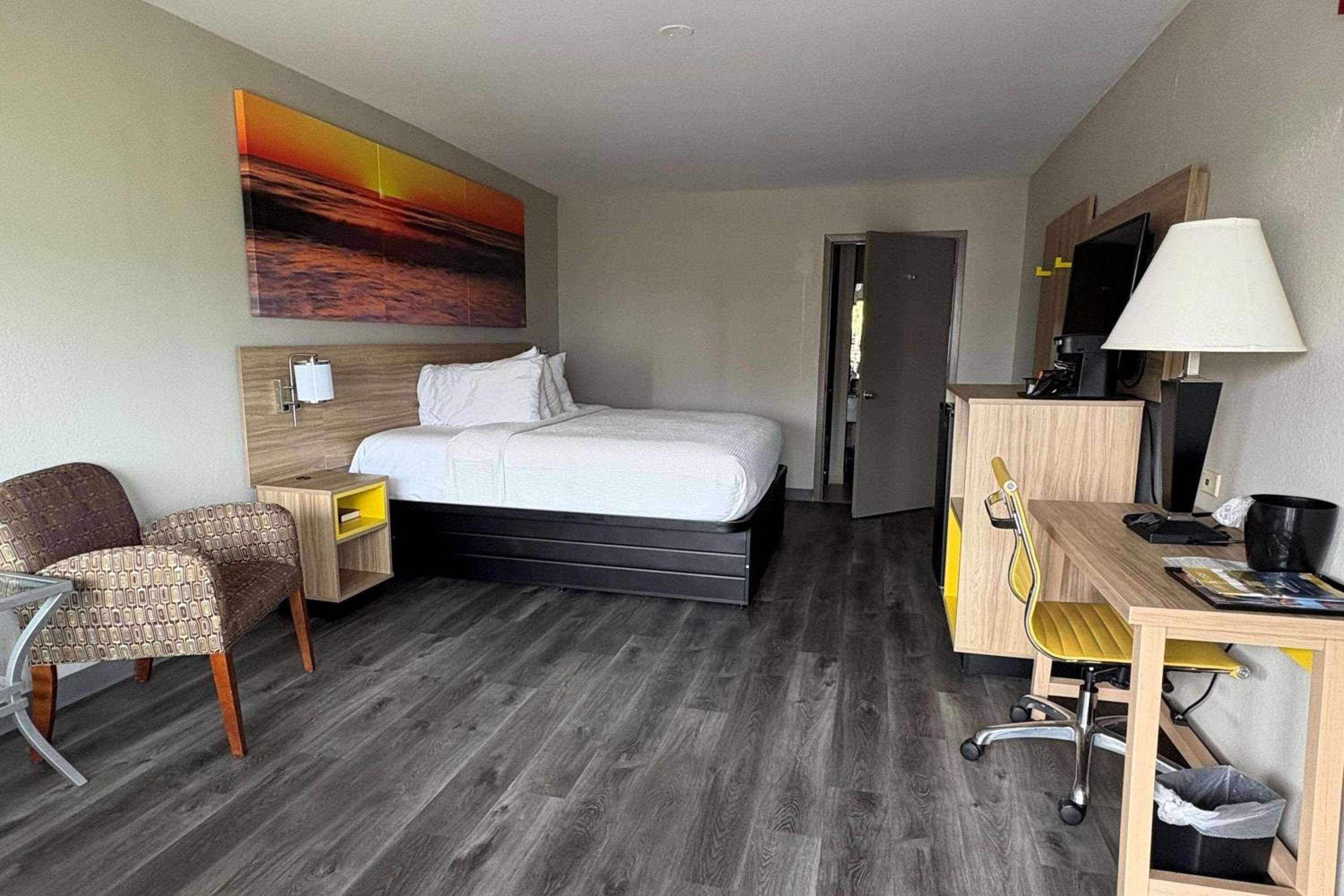 Deluxe King Room with Bathtub w/Grab Bars - Mobility Accessible/Non-Smoking - Photo 1