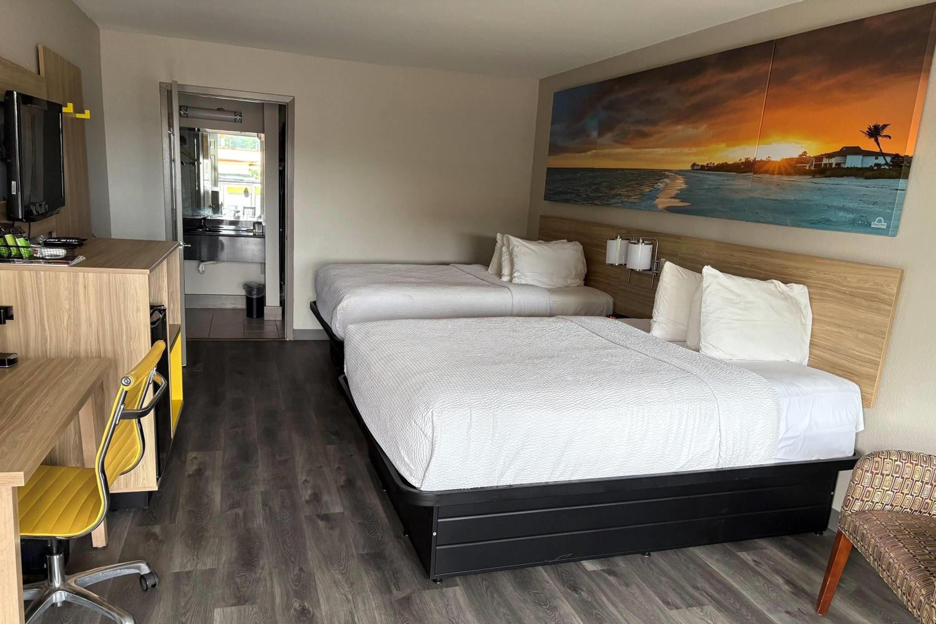 Queen Room with Two Queen Beds - Non-Smoking - Photo 2
