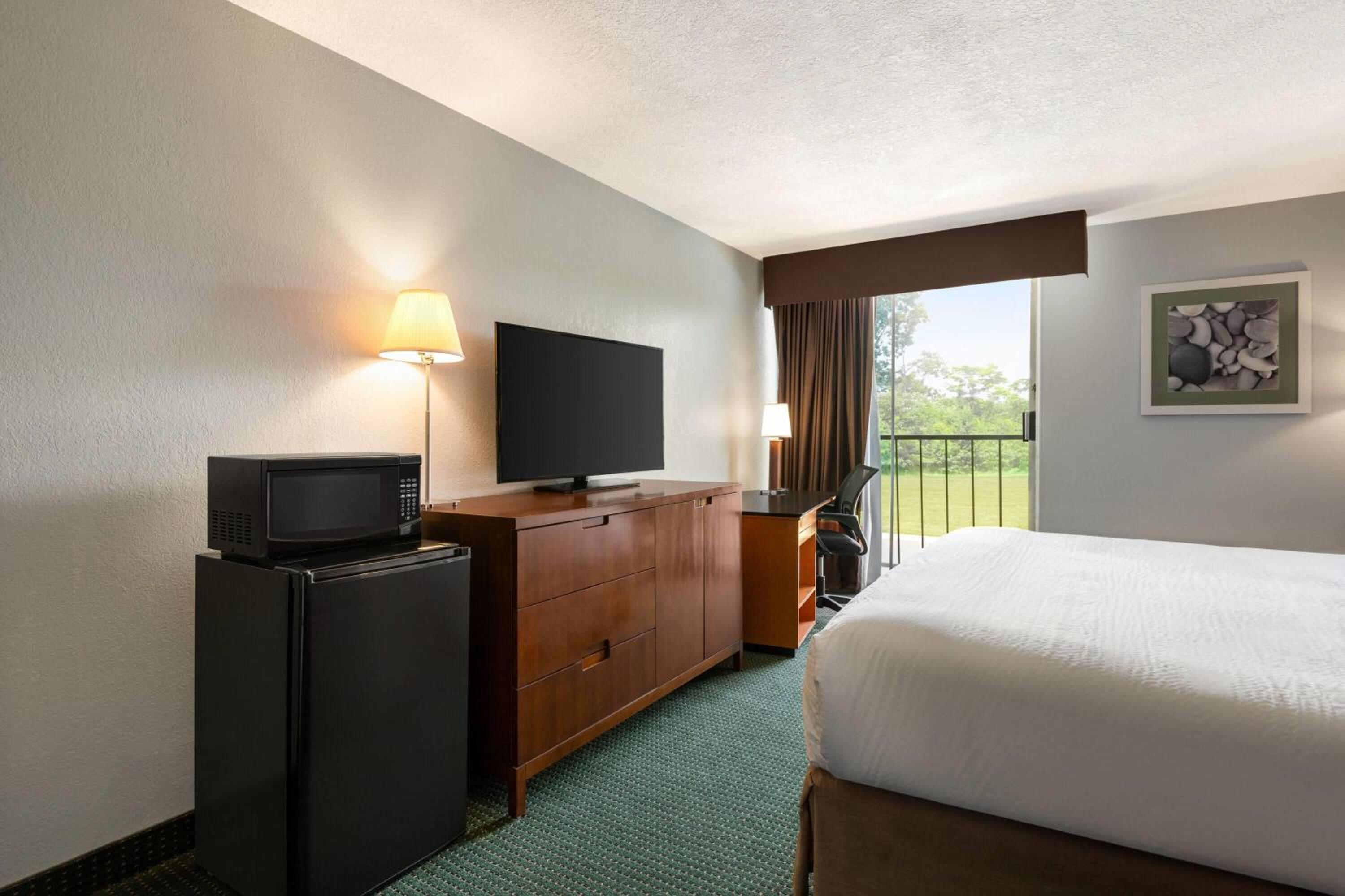 King Room - Non-Smoking photo 2