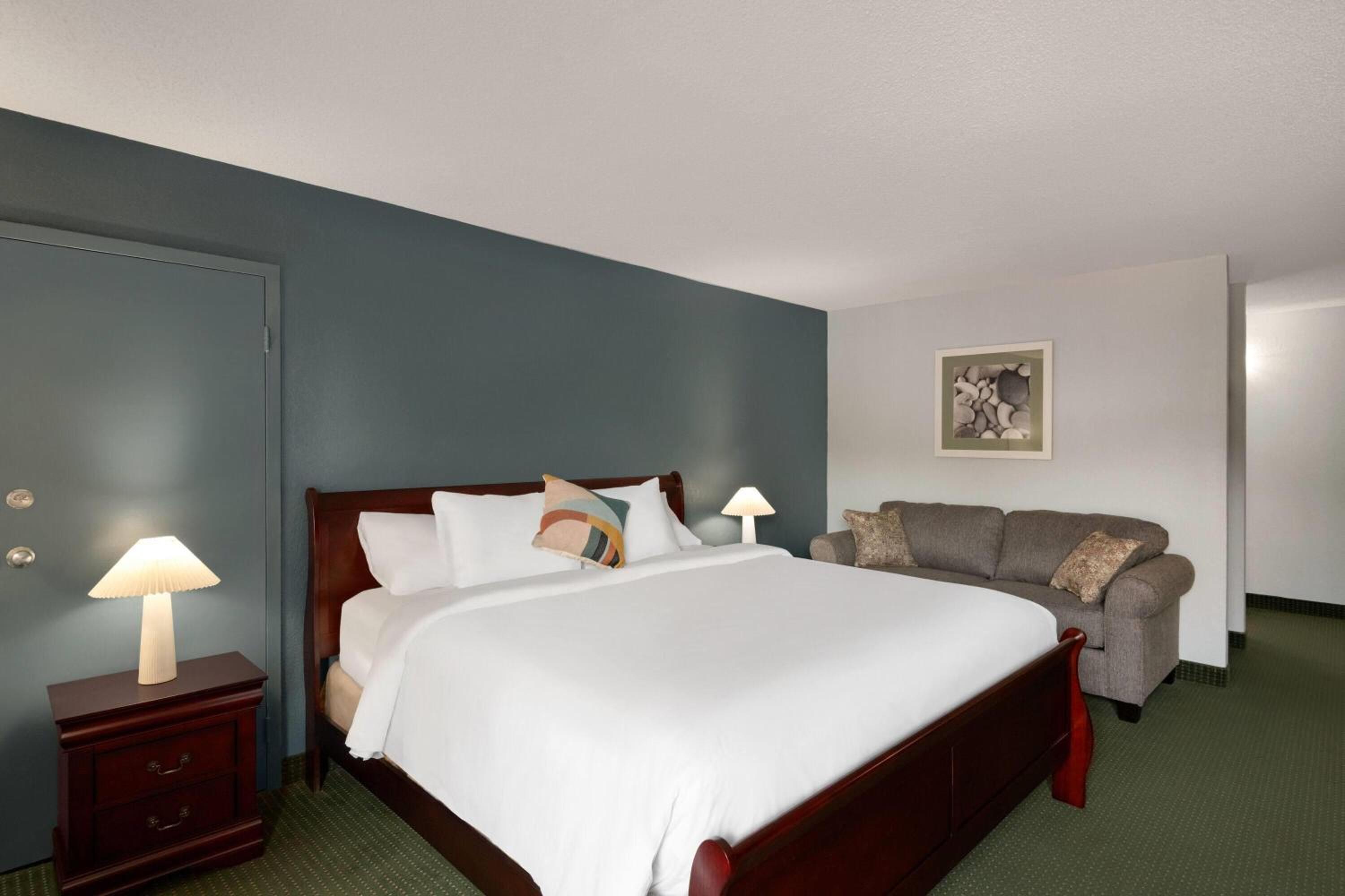 One-Bedroom King Suite - Non-Smoking photo 3