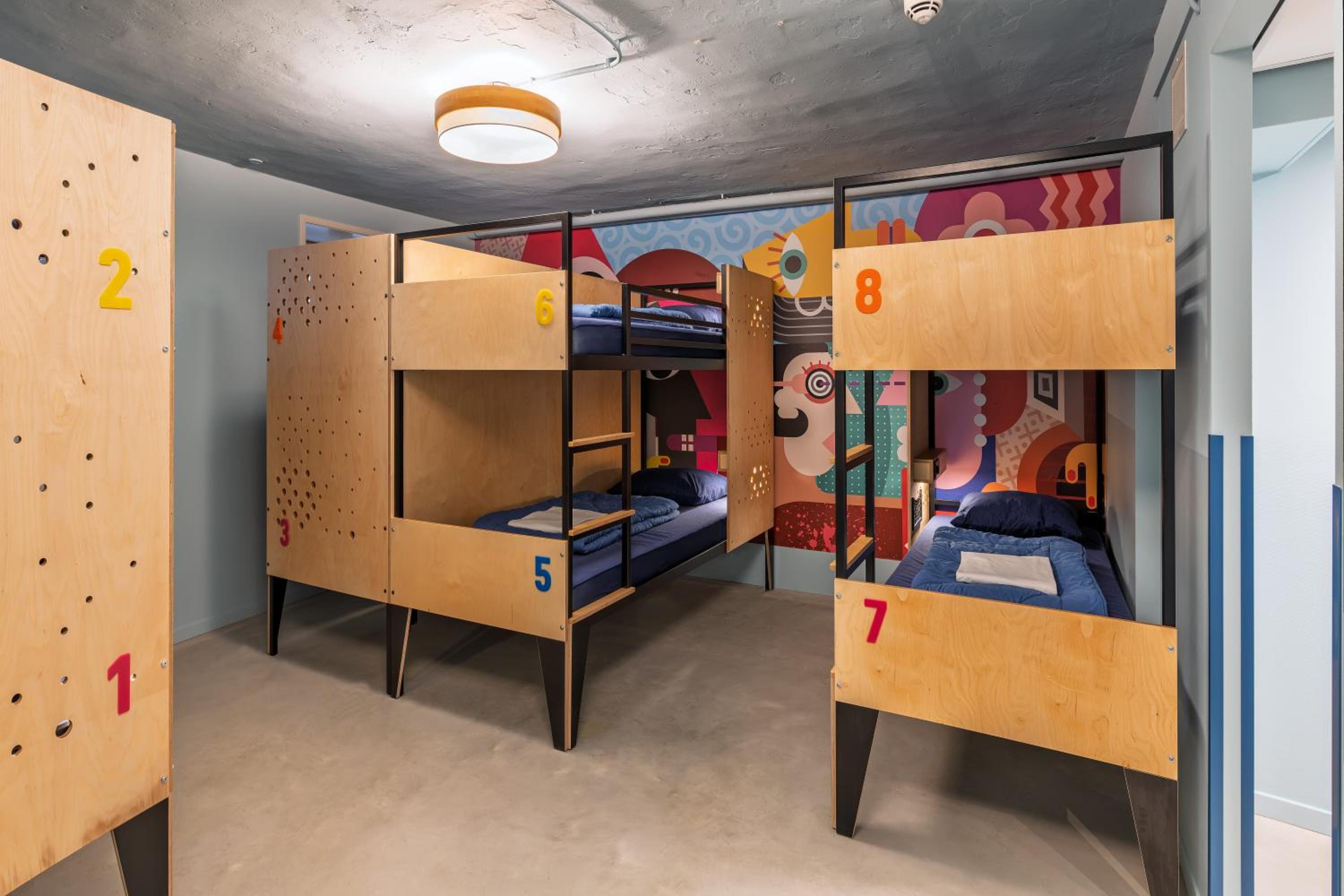 8-person Room with Private Bathroom and Shower photo 3