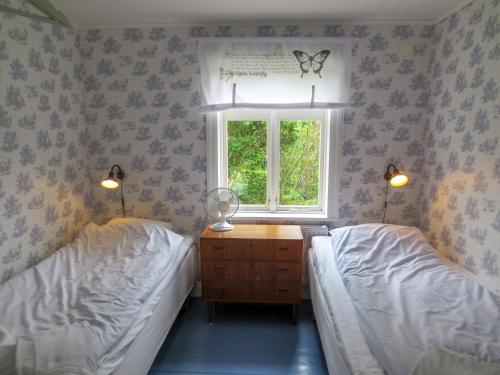 Twin Room with Shared Bathroom photo 1