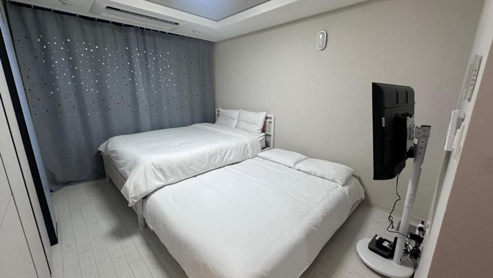 Deluxe Queen Room with Two Queen Beds photo 2