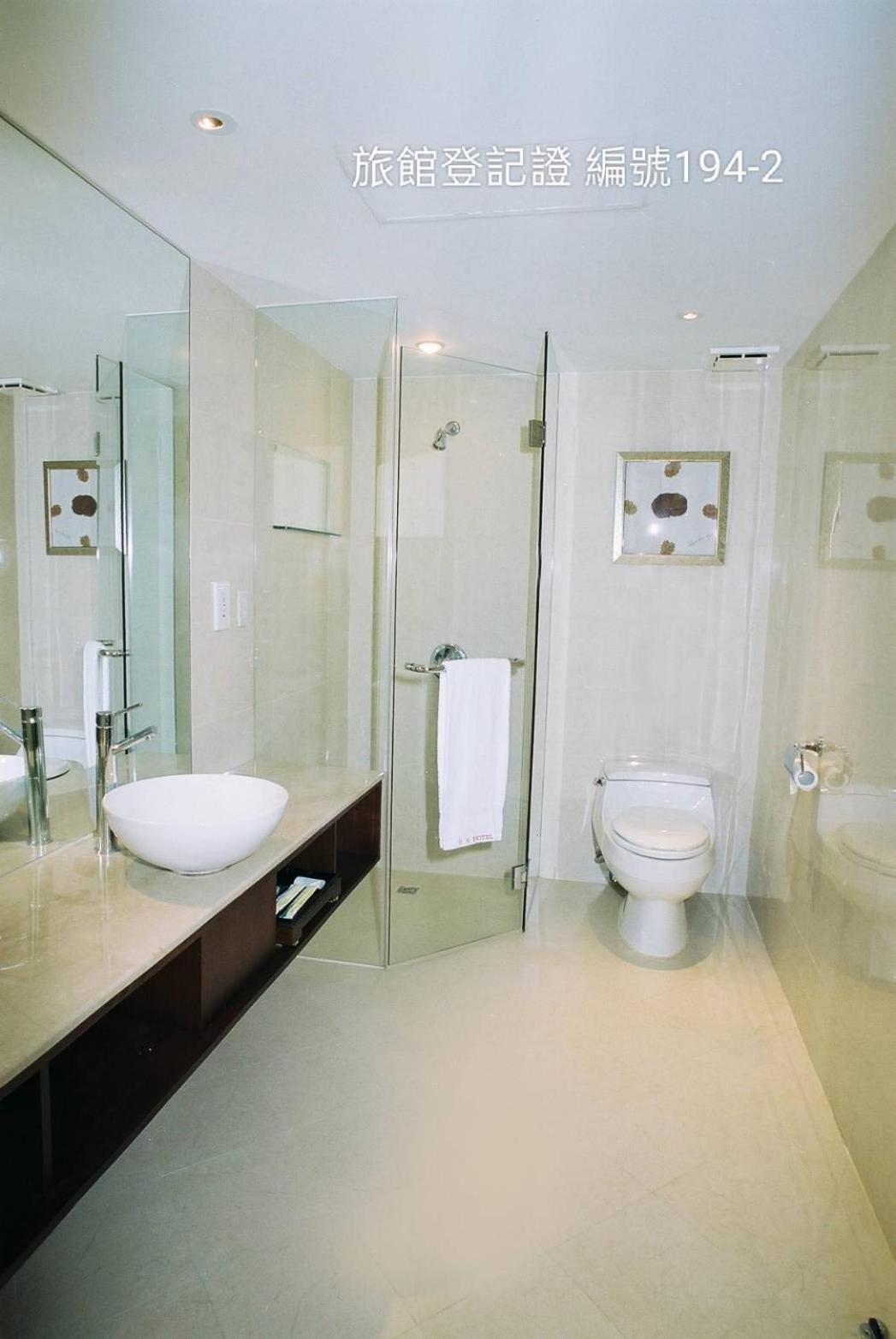 Standard Queen Room photo 2