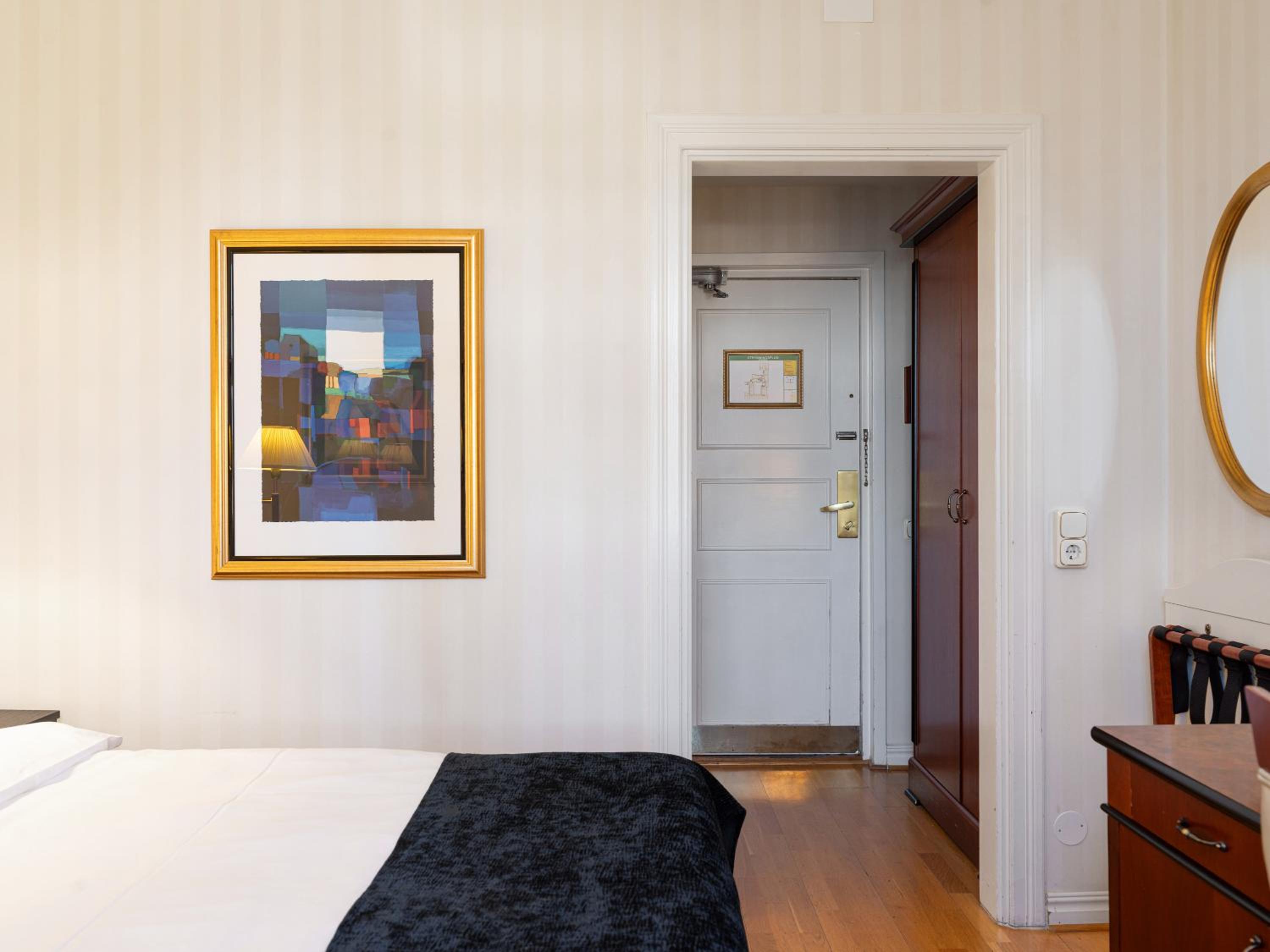 Economy Double Room (55 in wide bed) - Photo 5