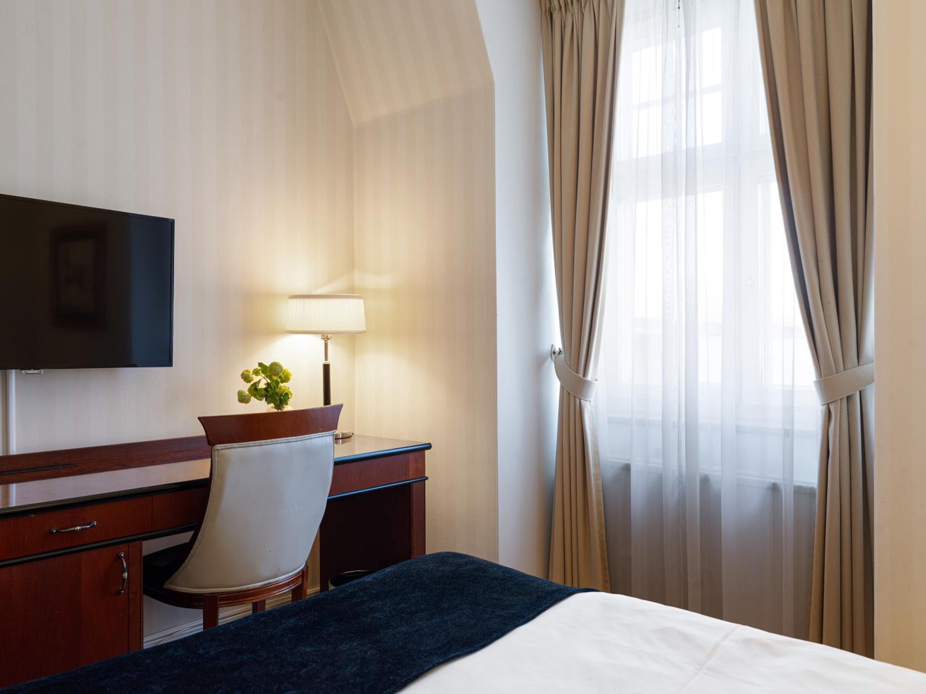 Economy Double Room (55 in wide bed) - Photo 4