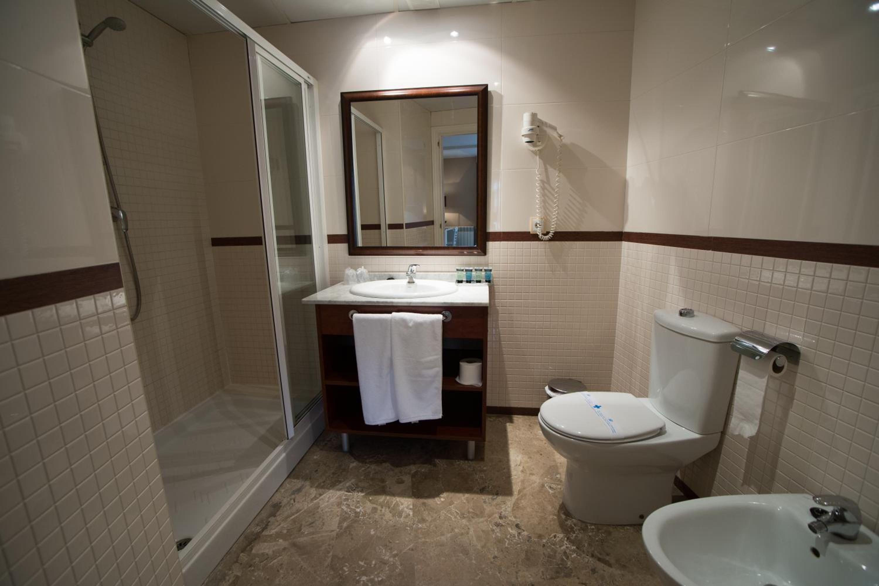 Double or Twin Room - Photo 4