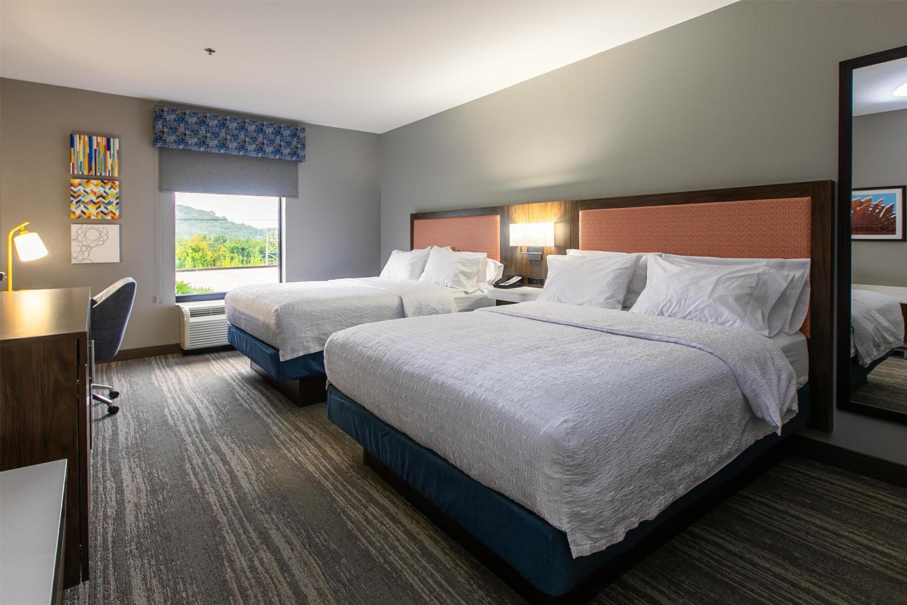 Room with Two Queen Beds - Non-Smoking - Photo 2