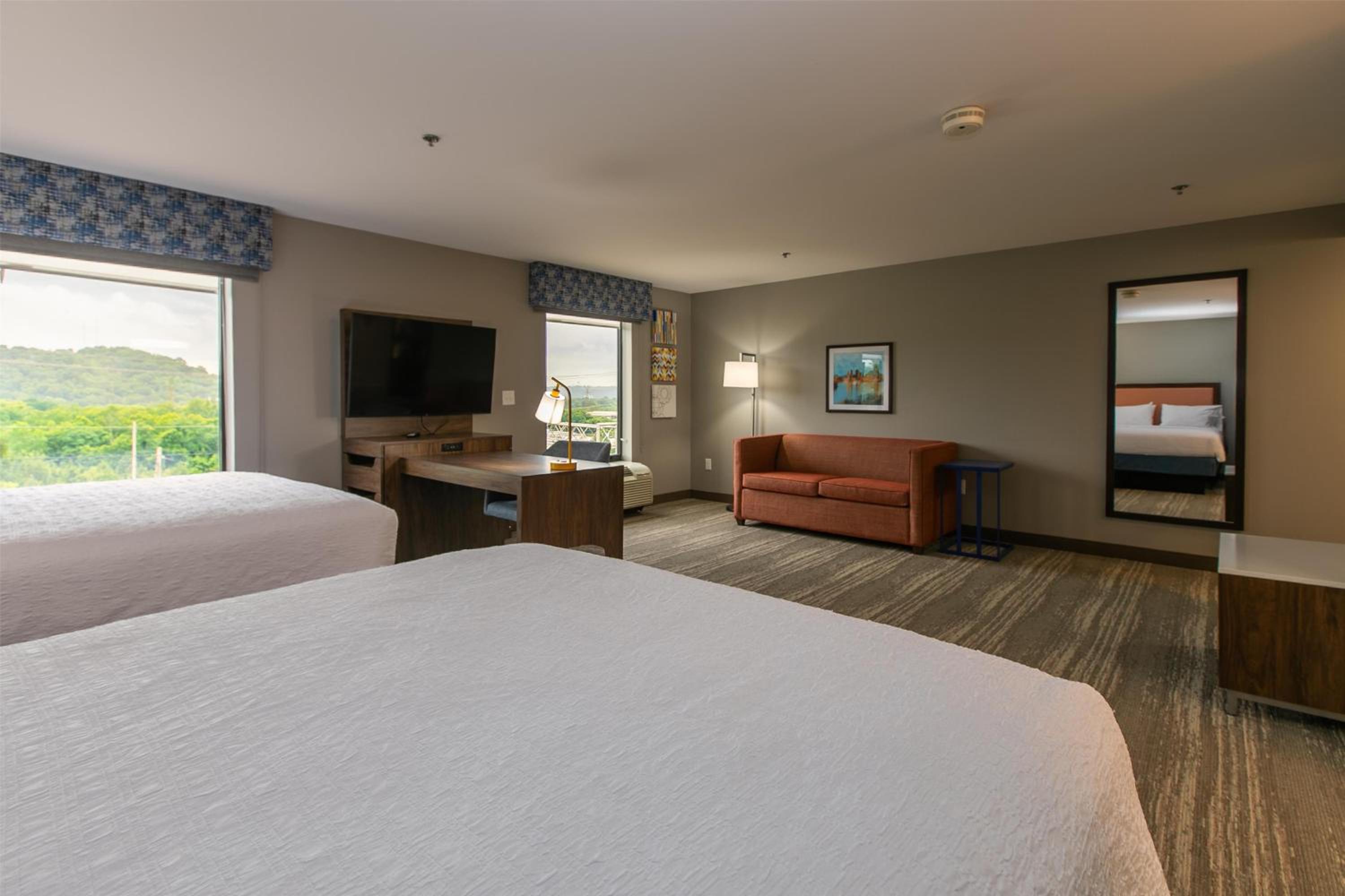 Queen Room with Two Queen Beds and Sofa Bed - Non-Smoking - Photo 3