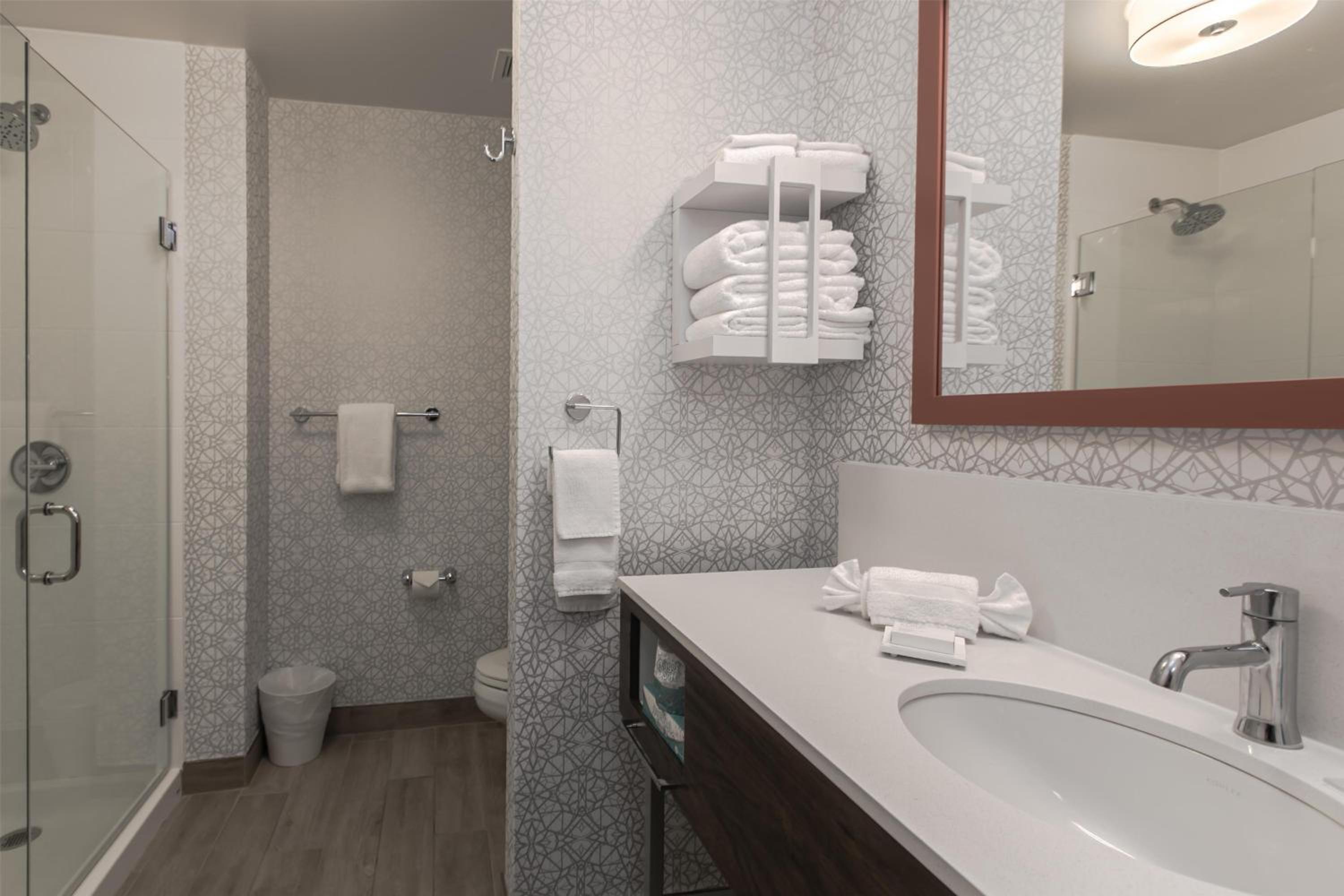 King Room with Shower - Non-Smoking - Photo 1