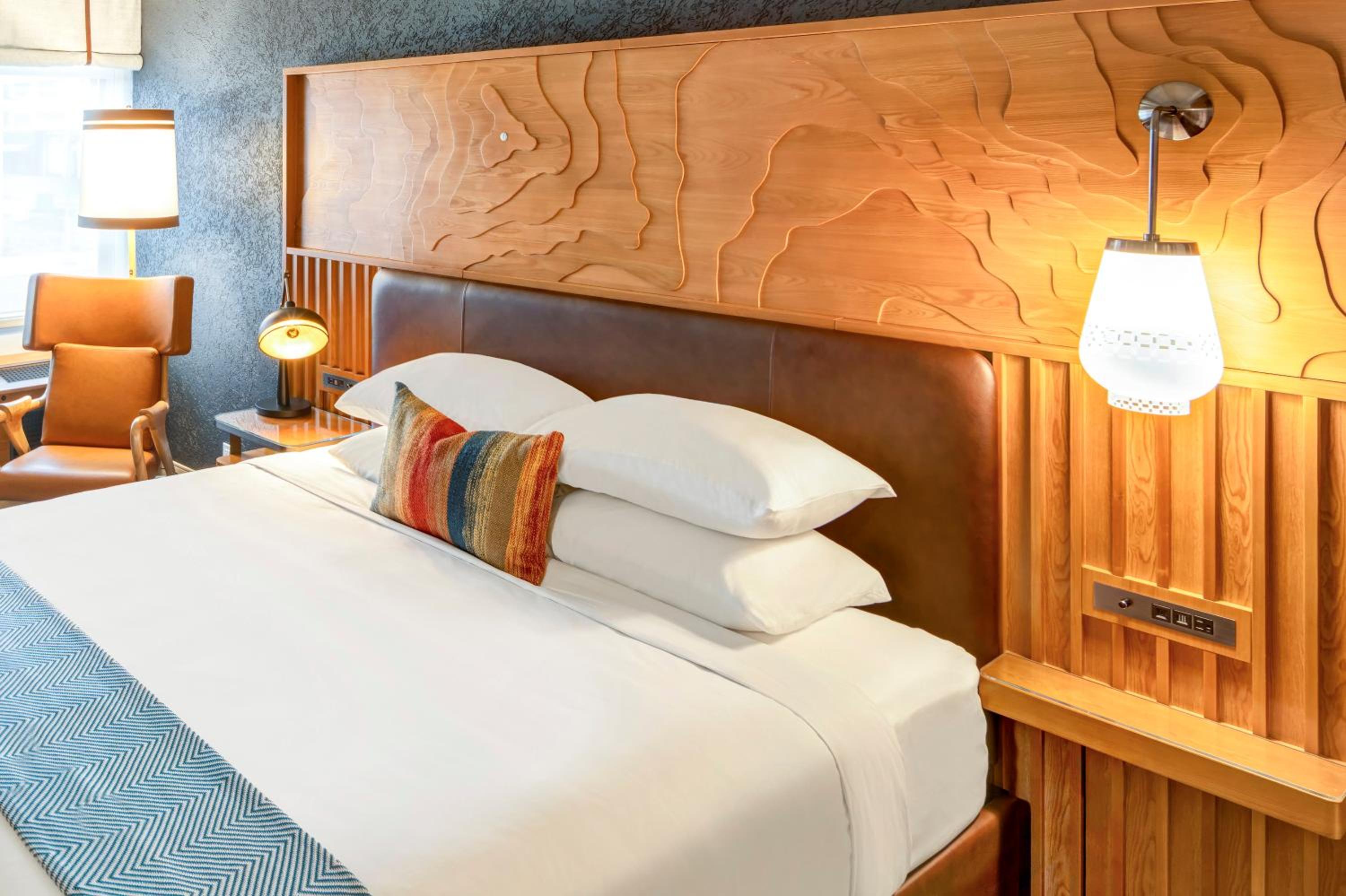 1 King Room - Portside thumbnail 5