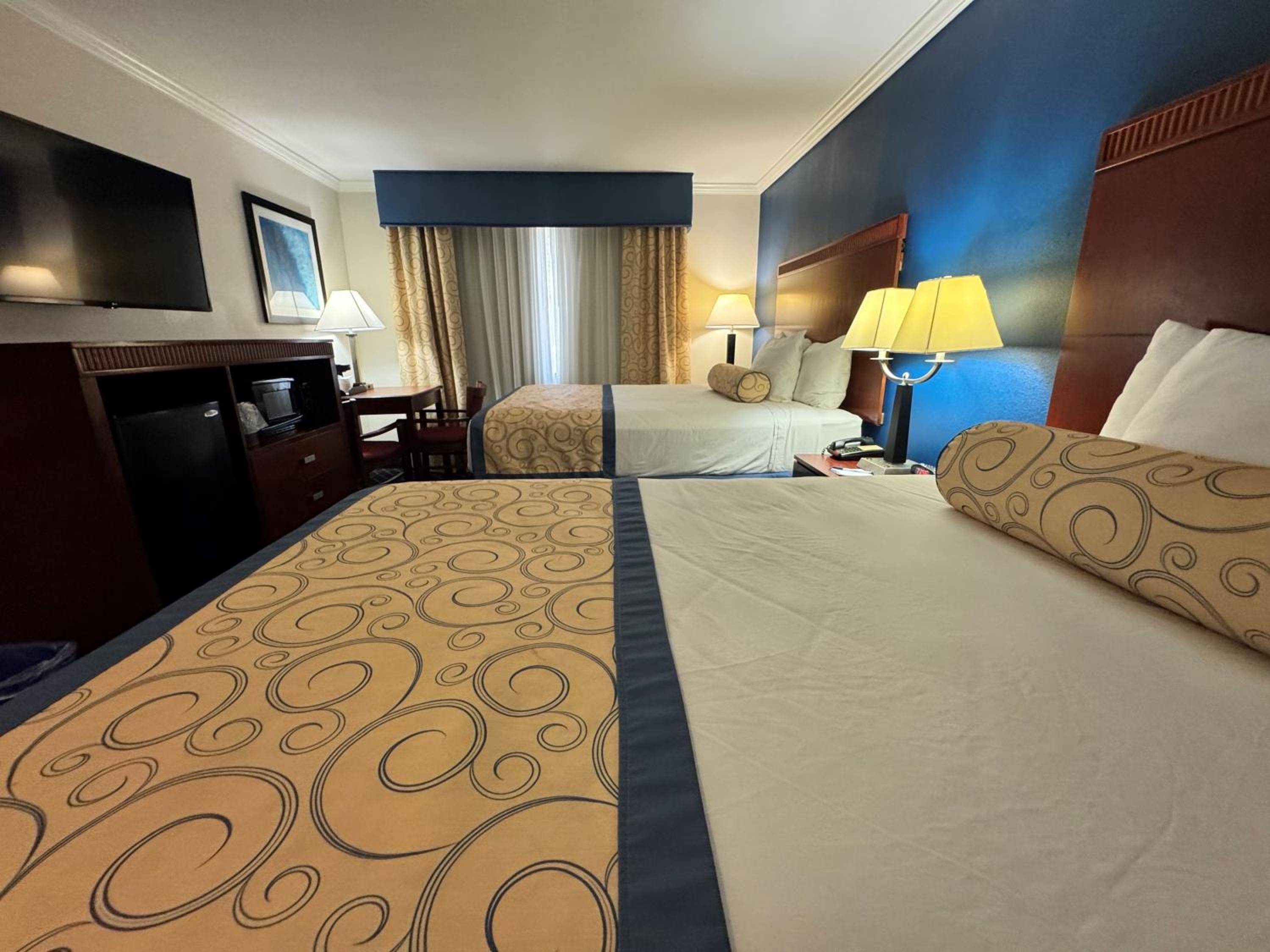 Queen Room with Two Queen Beds - Non-Smoking - Photo 6
